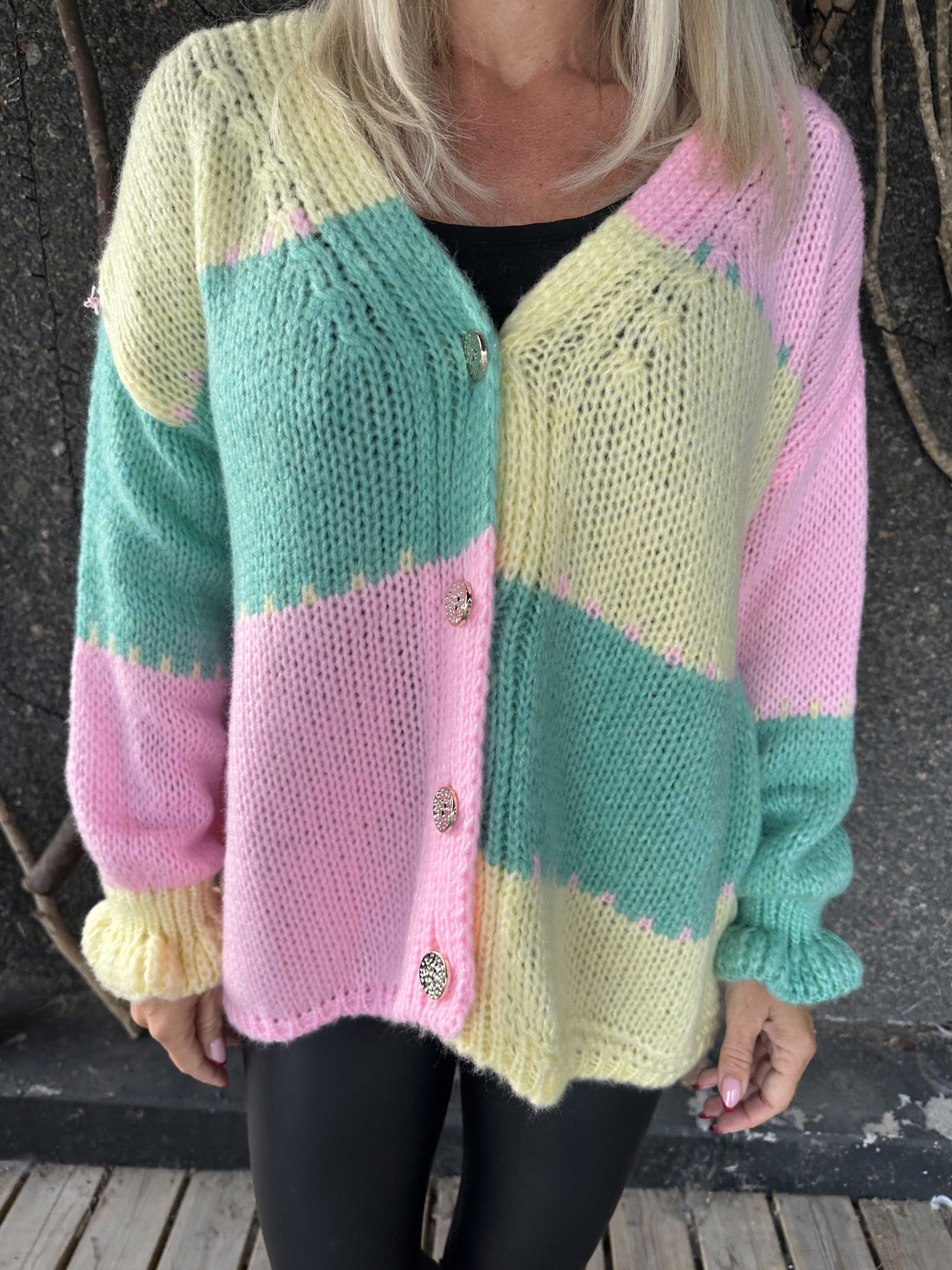 Amberlyn - Rutig stickad kofta med guldfärgade knappar