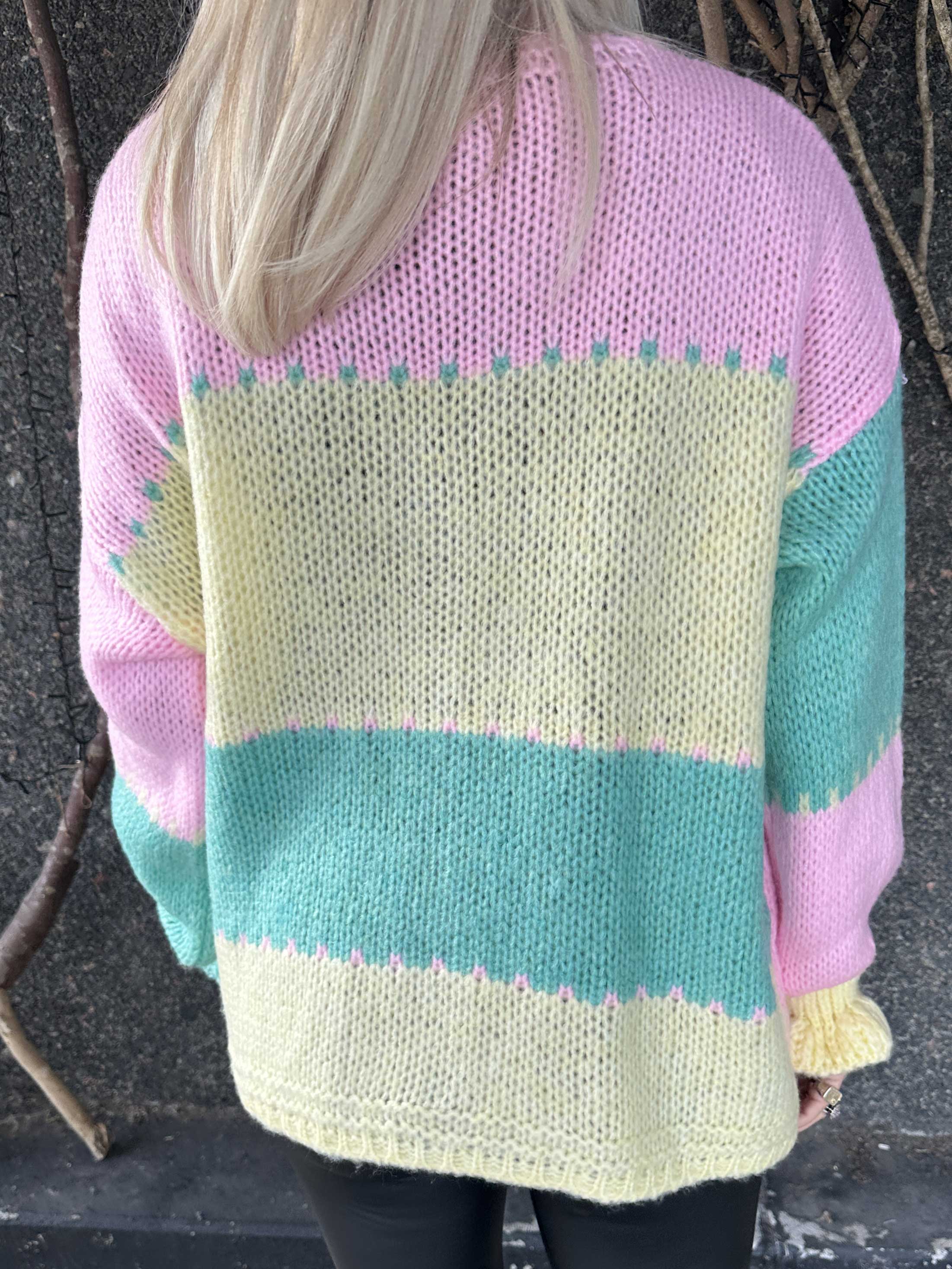 Amberlyn - Rutig stickad kofta med guldfärgade knappar