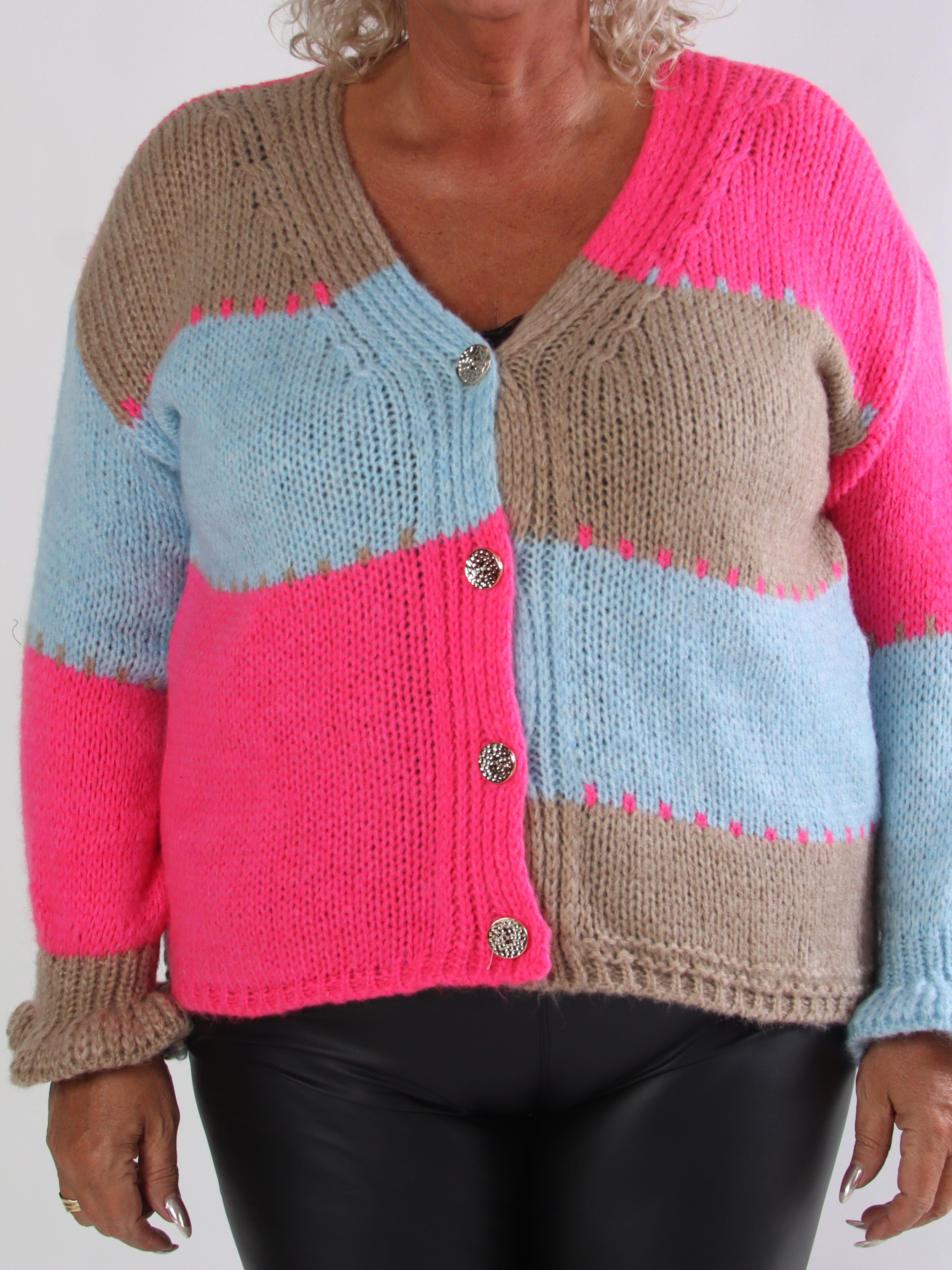 Amberlyn - Rutig stickad plus size kofta med guldfärgade knappar