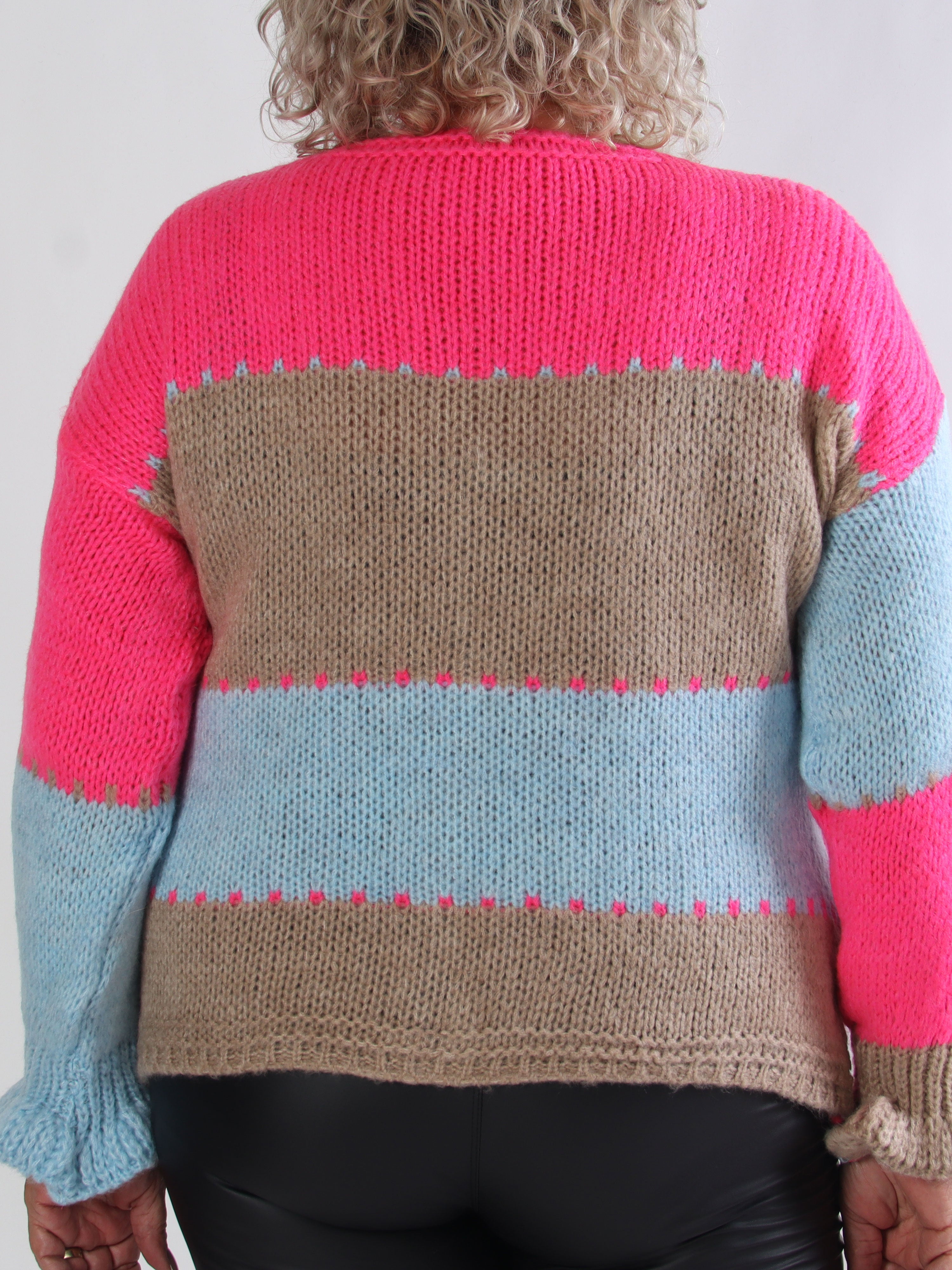 Amberlyn - Rutig stickad plus size kofta med guldfärgade knappar