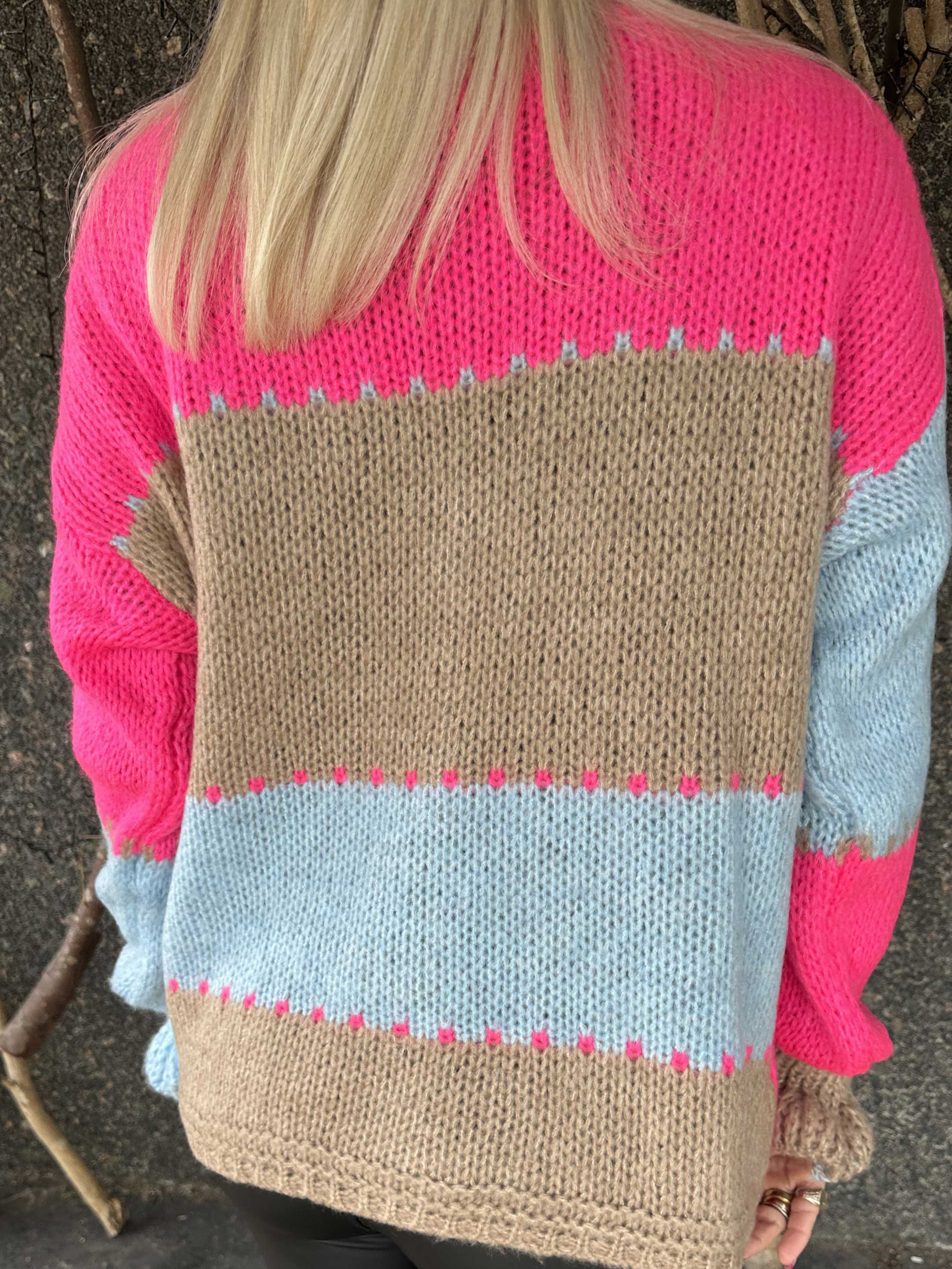 Amberlyn - Rutig stickad kofta med guldfärgade knappar