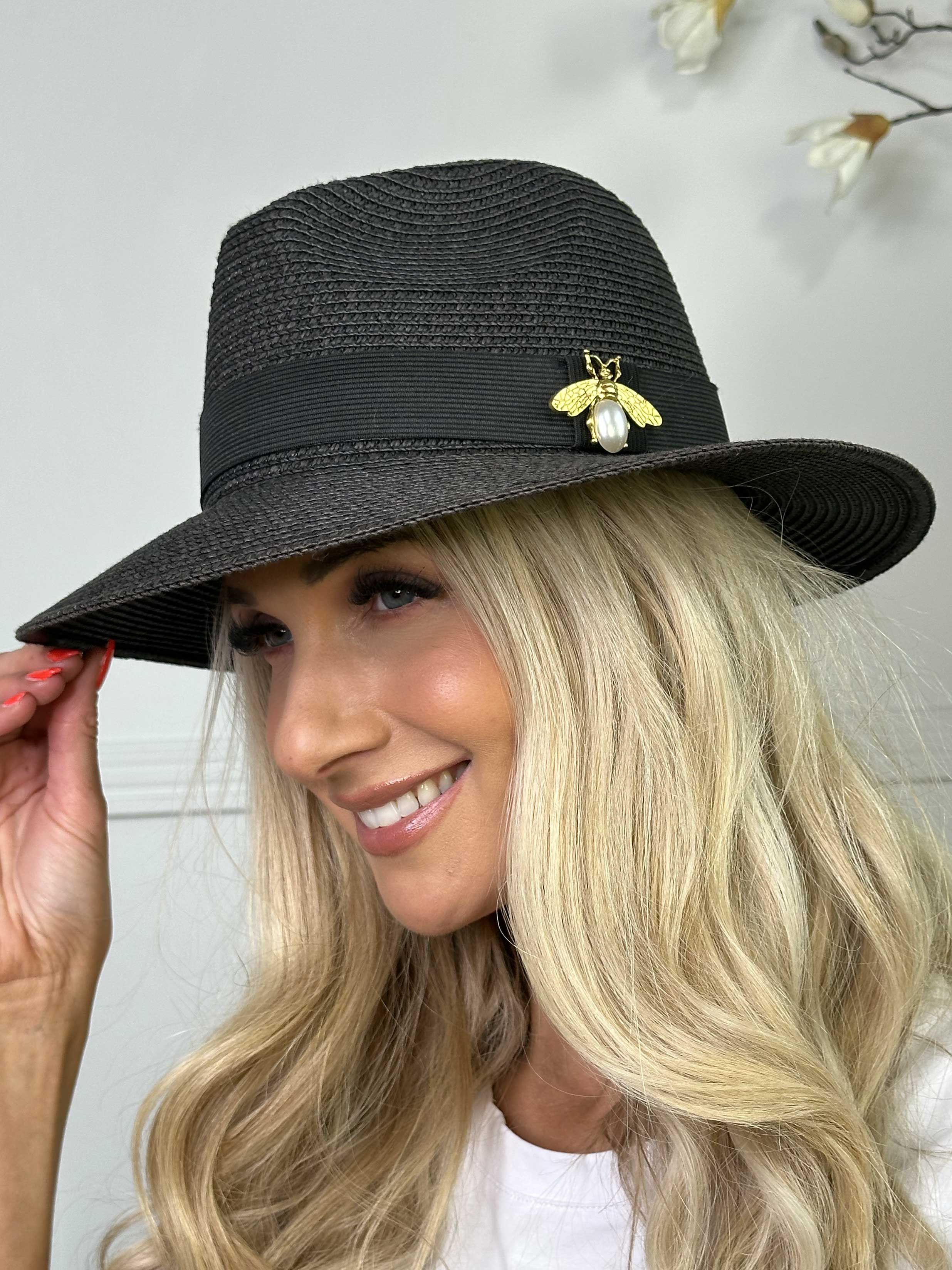 Amelia - Hatt med svart band och guldbi