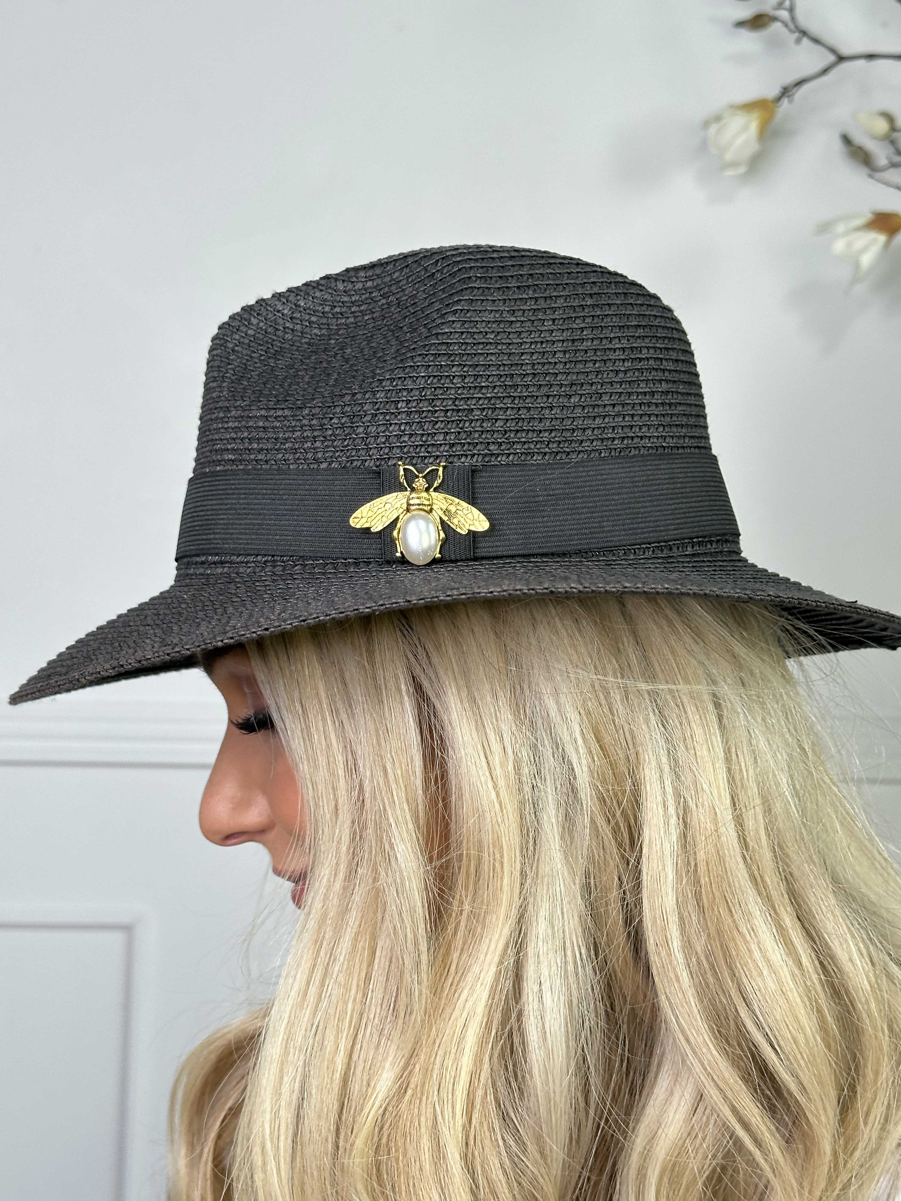 Amelia - Hatt med svart band och guldbi