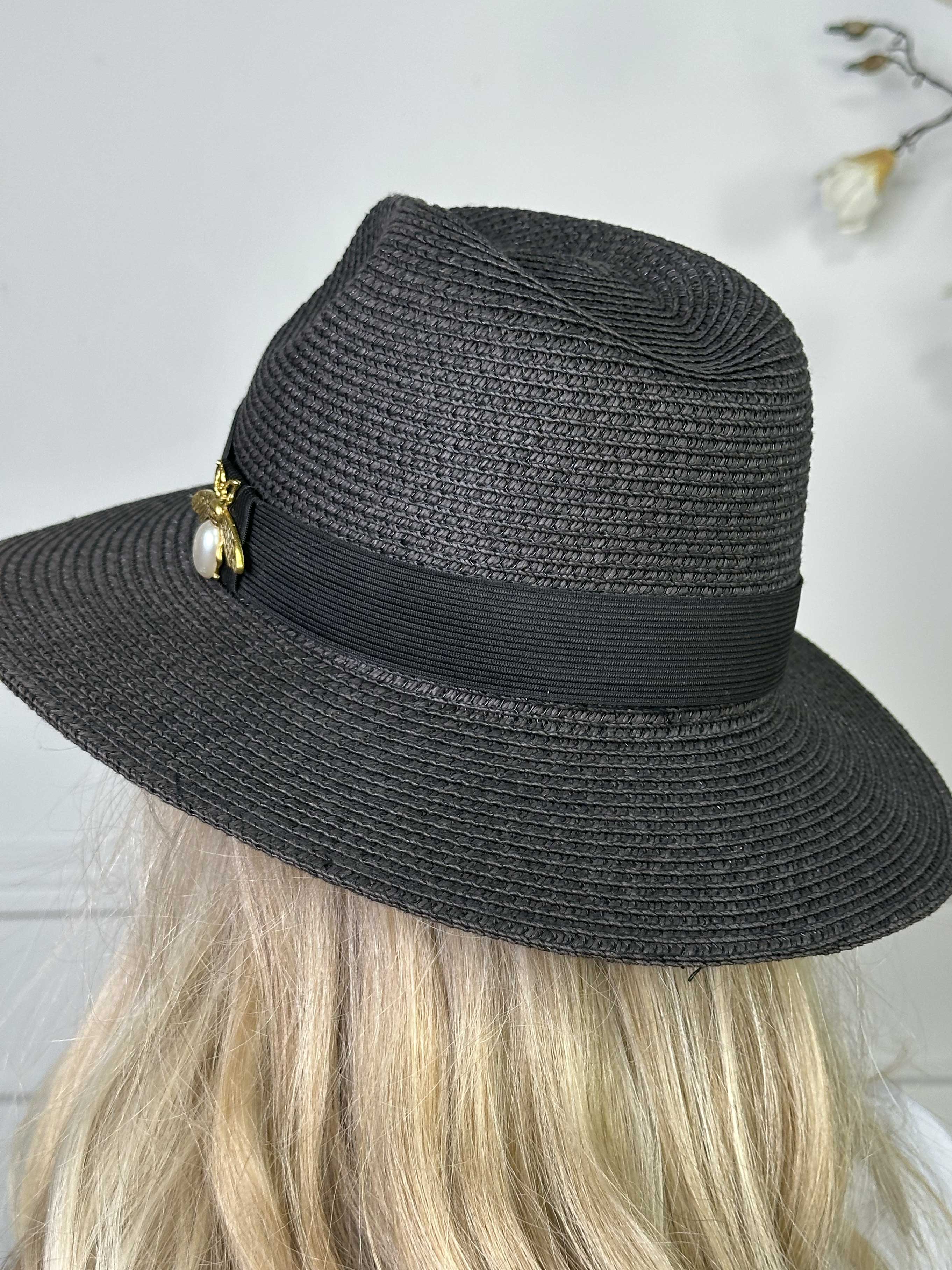 Amelia - Hatt med svart band och guldbi