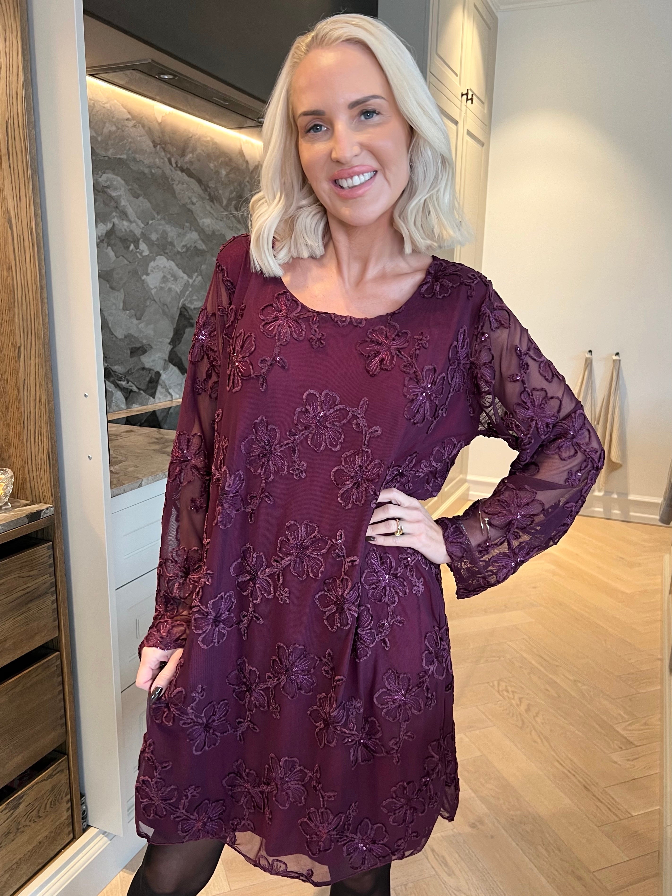 Amelia - Feminin klänning i mesh med fina blommor i mjuk velour och glittrande paljetter