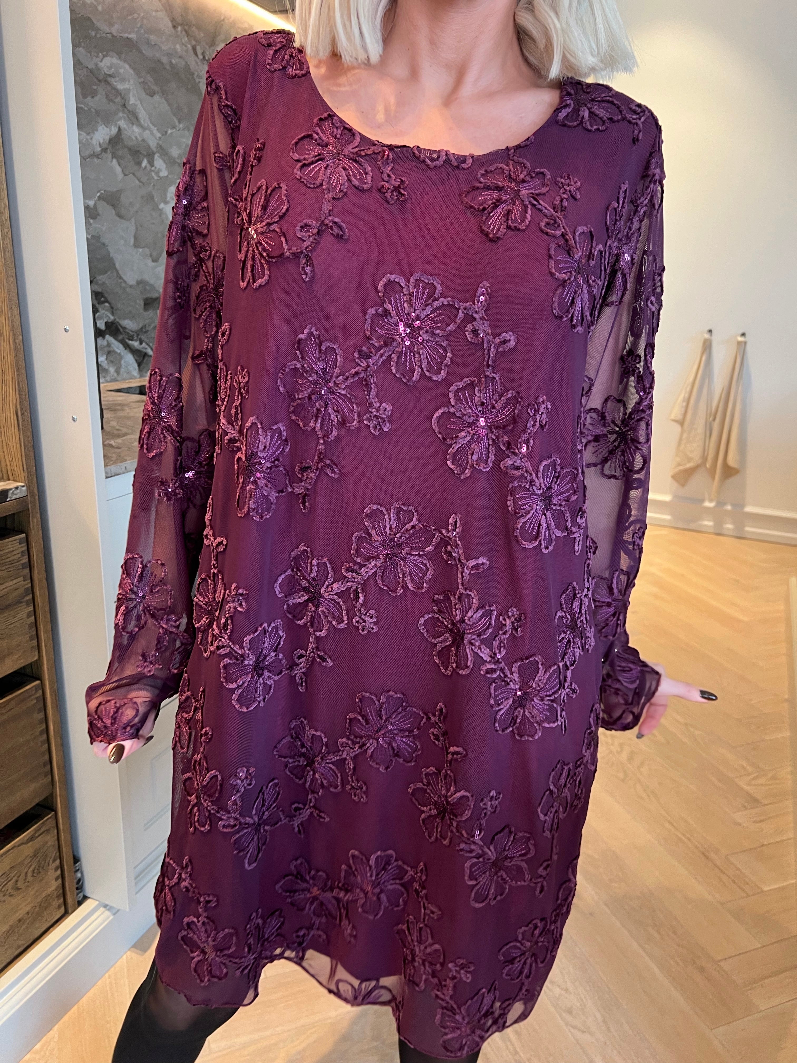 Amelia - Feminin klänning i mesh med fina blommor i mjuk velour och glittrande paljetter