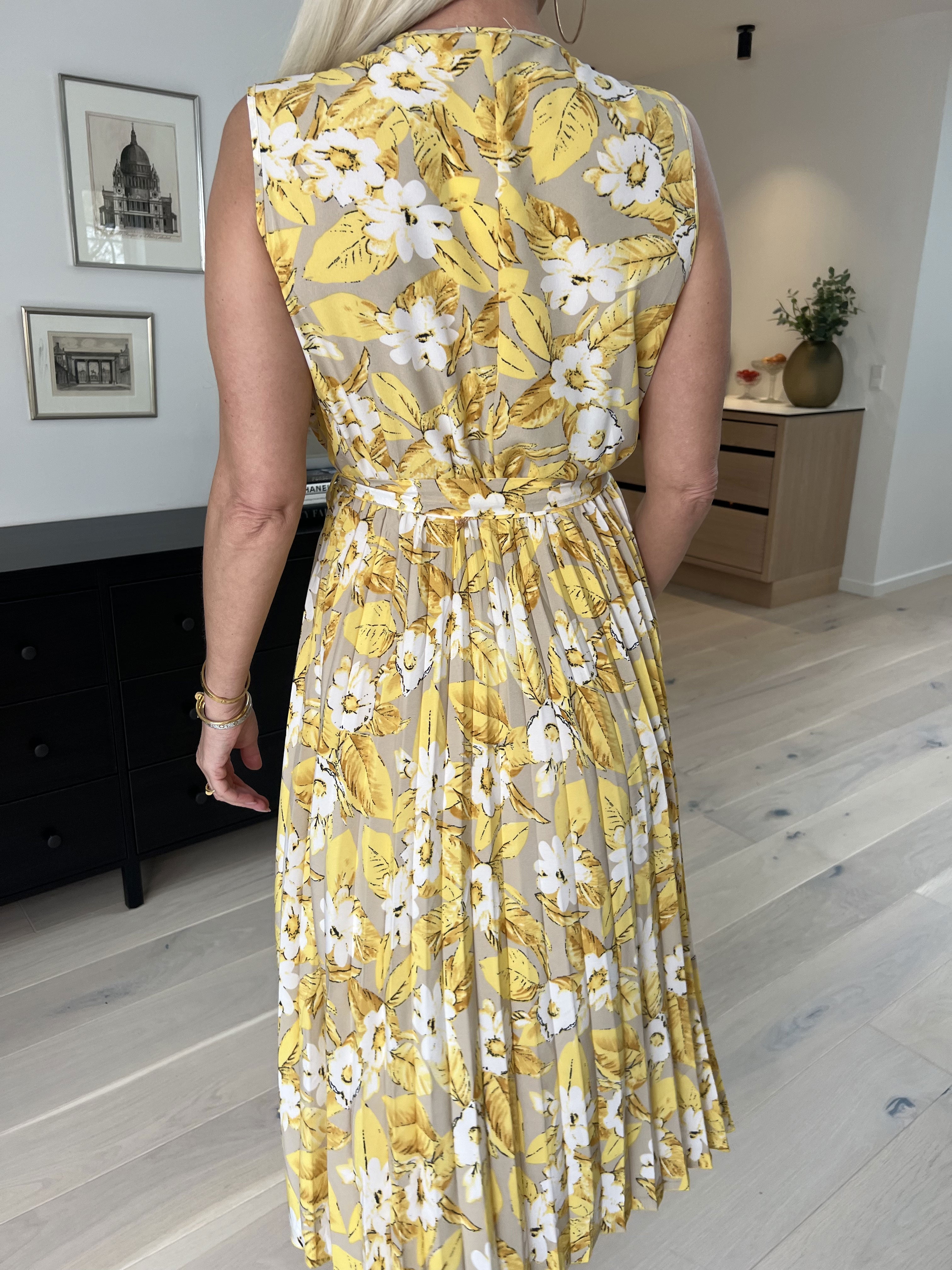 Amelie - Blommig klänning med plissering