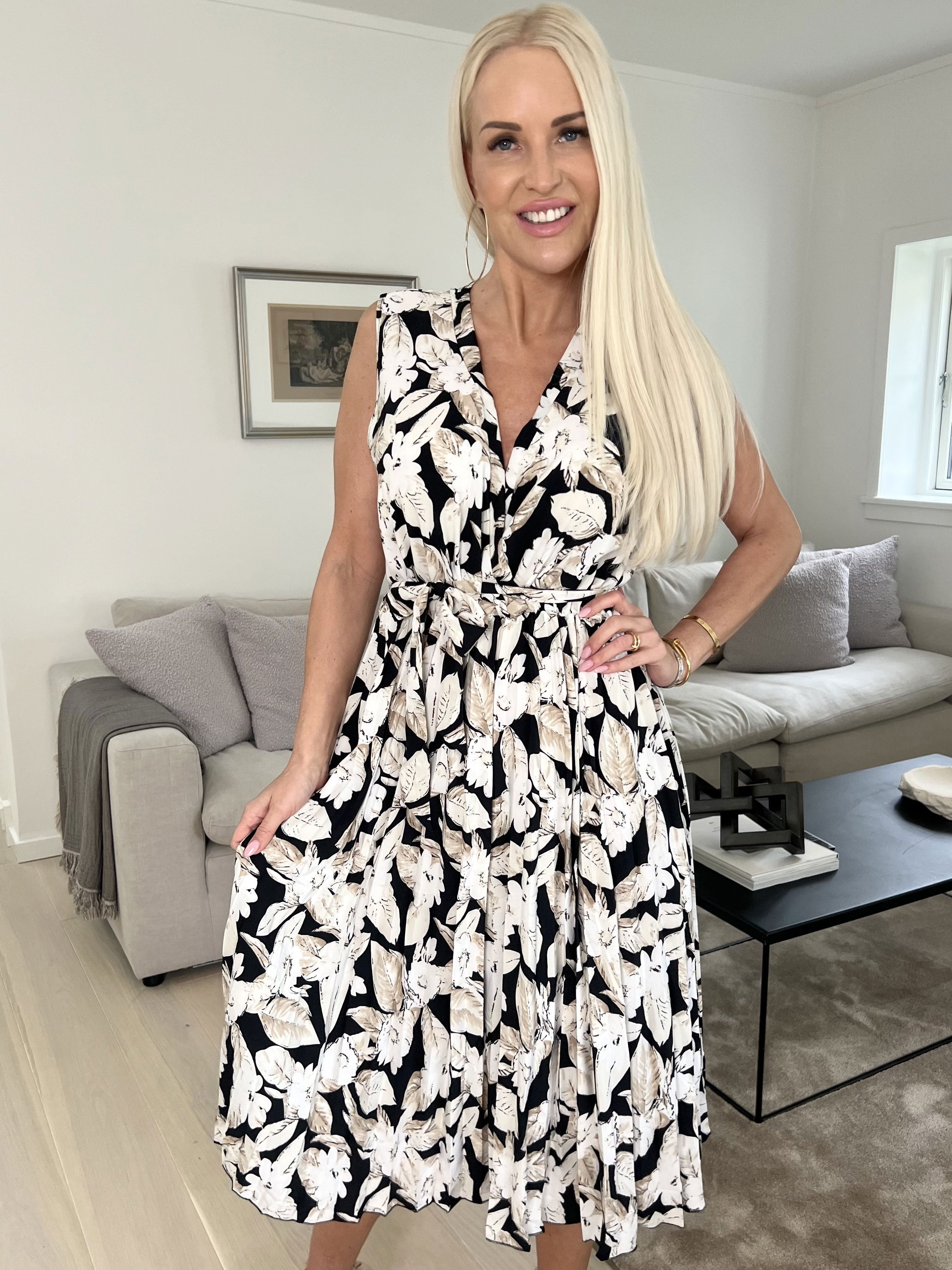 Amelie - Blommig klänning med plissering