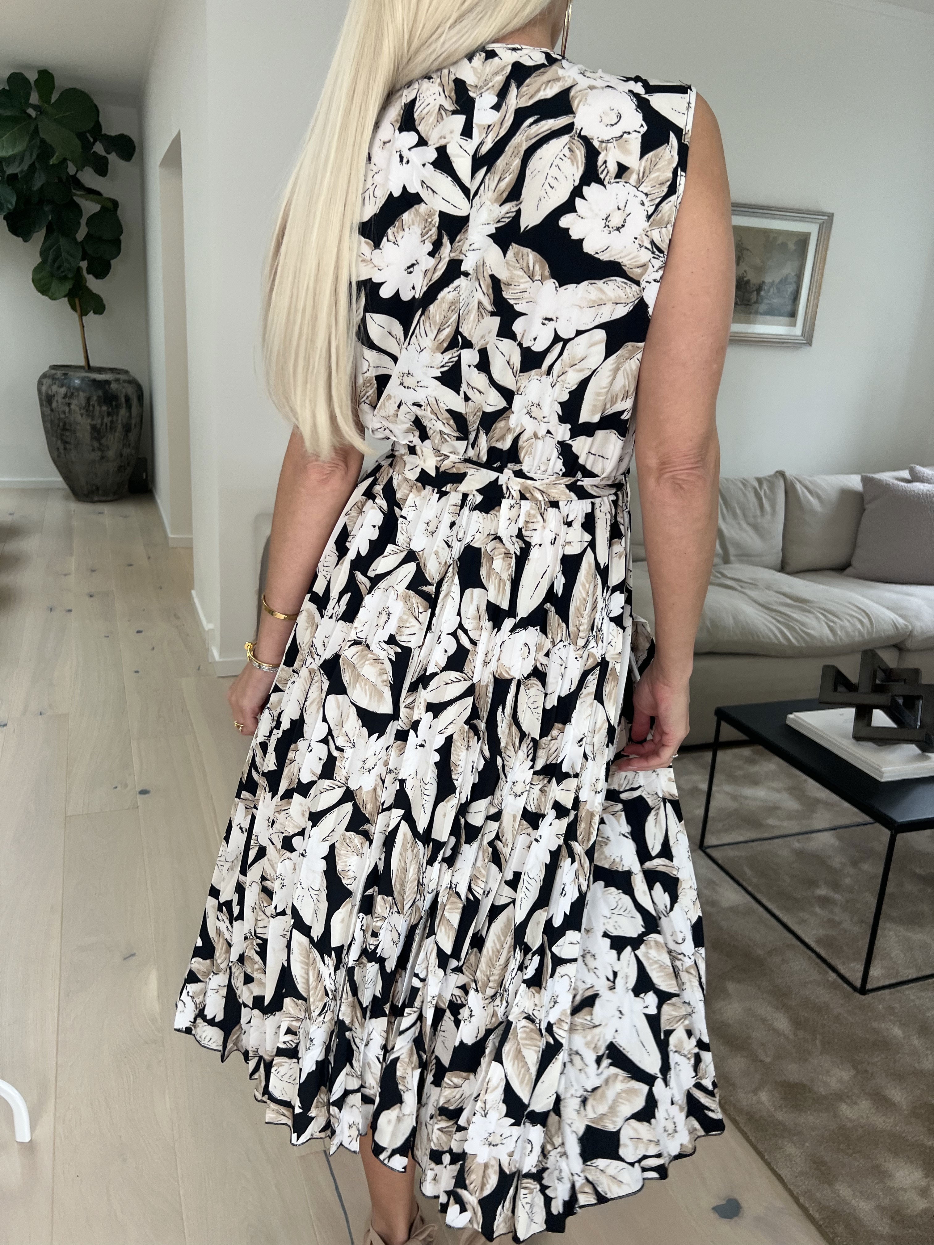 Amelie - Blommig klänning med plissering