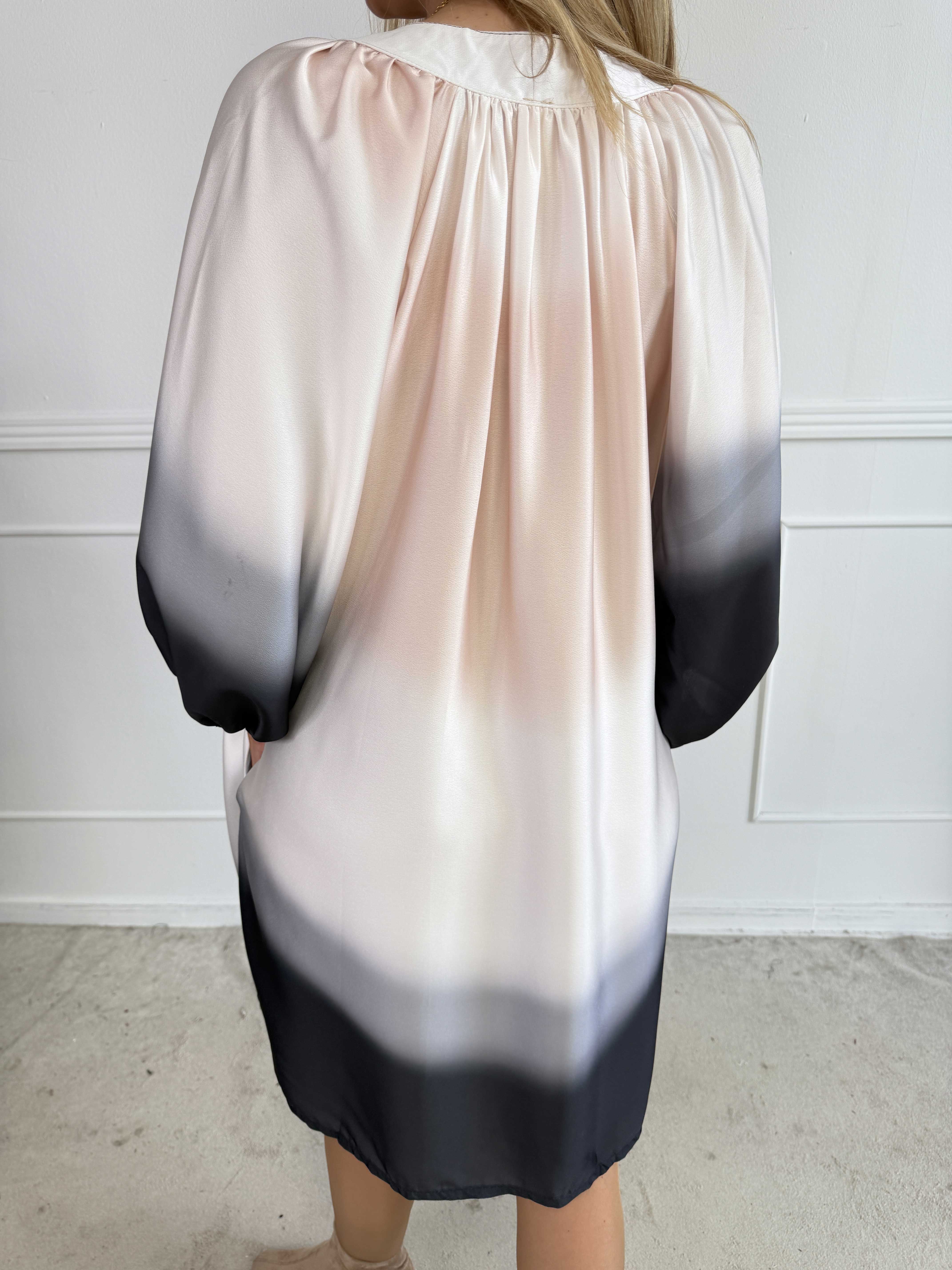 Amidala Batik - Elegant tunikaklänning i batikmönster med fickor