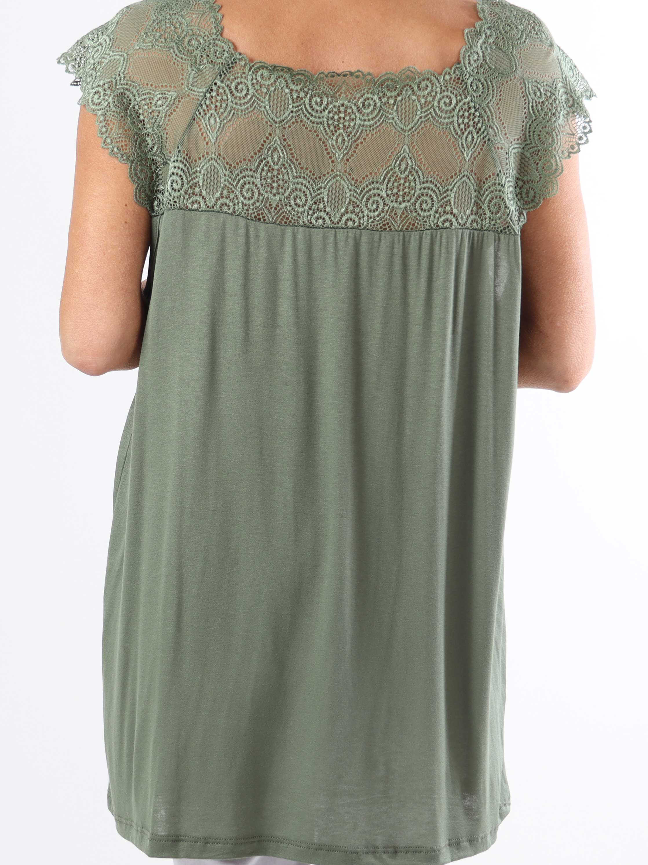 Amina - Söt plus size-topp i viskos med spets upptill