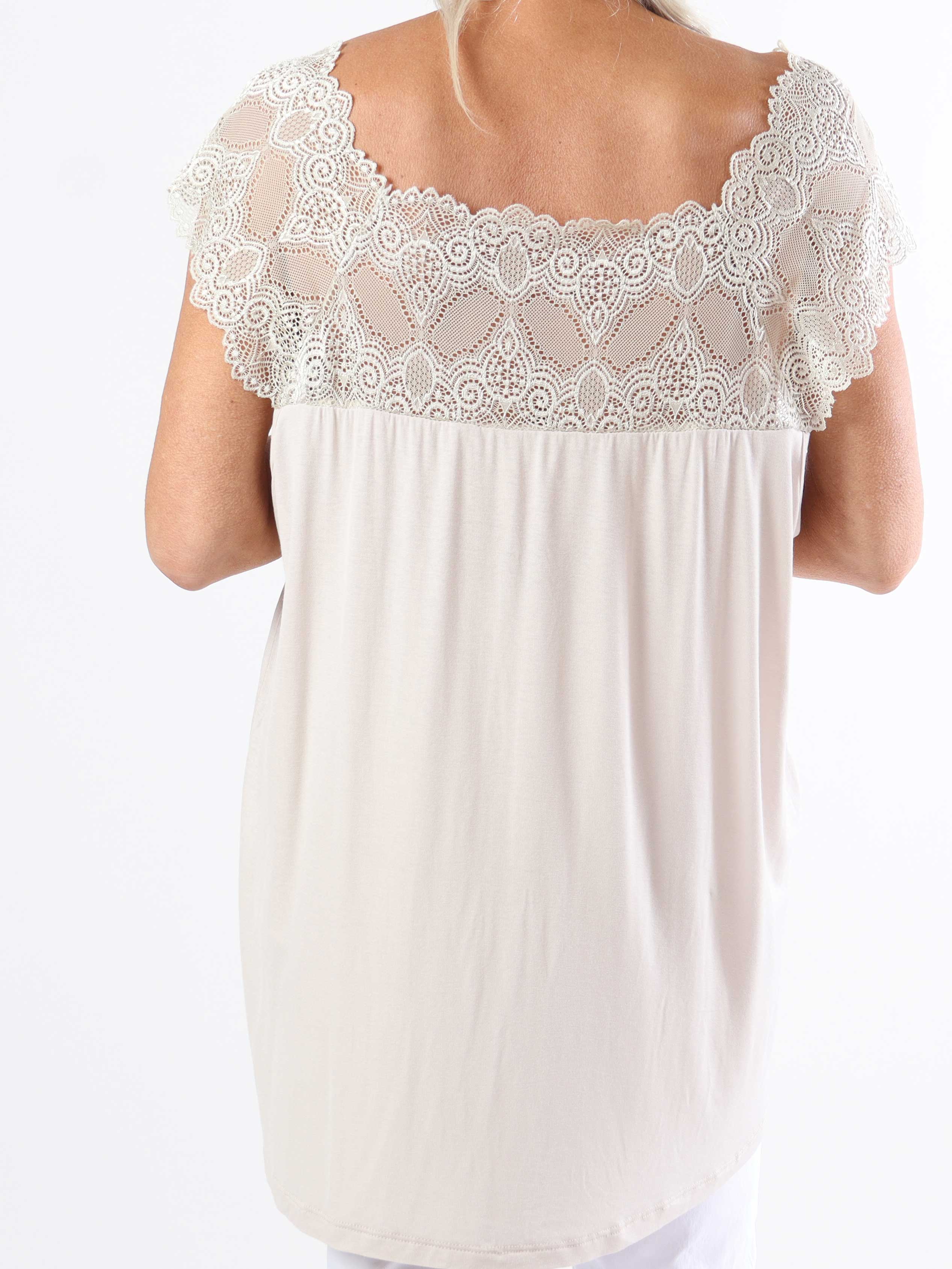 Amina - Söt plus size-topp i viskos med spets upptill