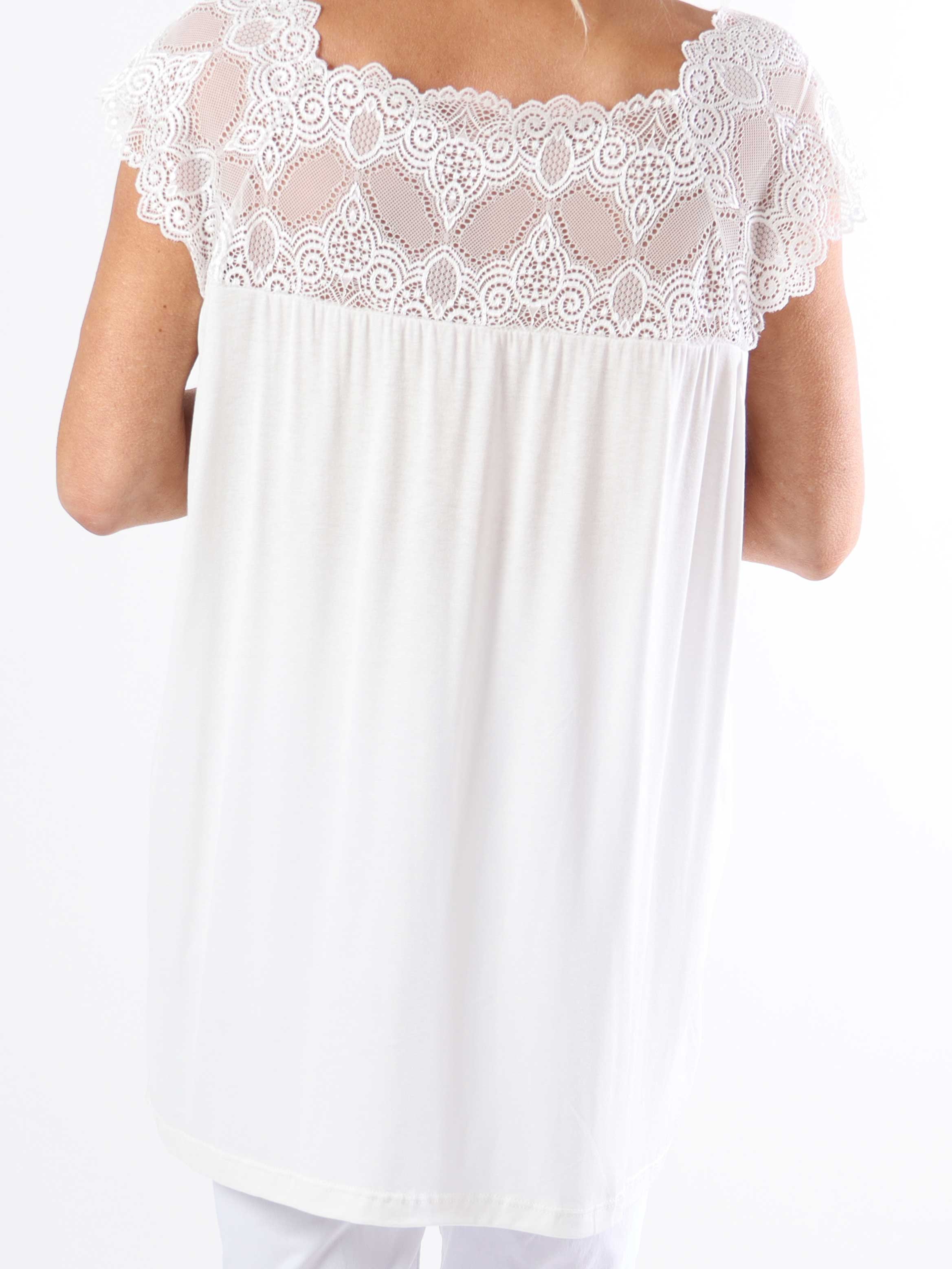 Amina - Söt plus size-topp i viskos med spets upptill