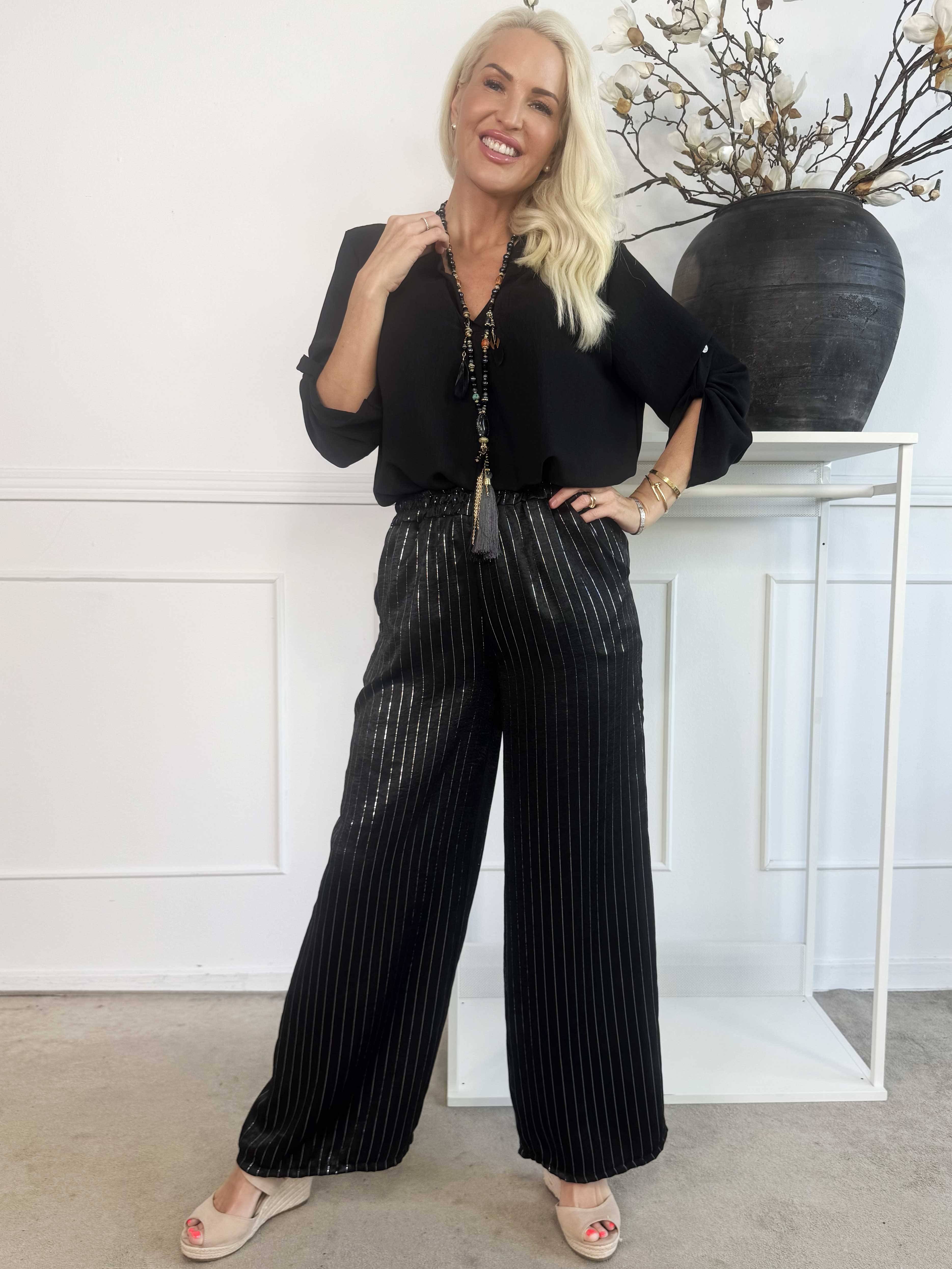 Amora - Mjuka byxor med randiga glittertrådar och resår i midjan