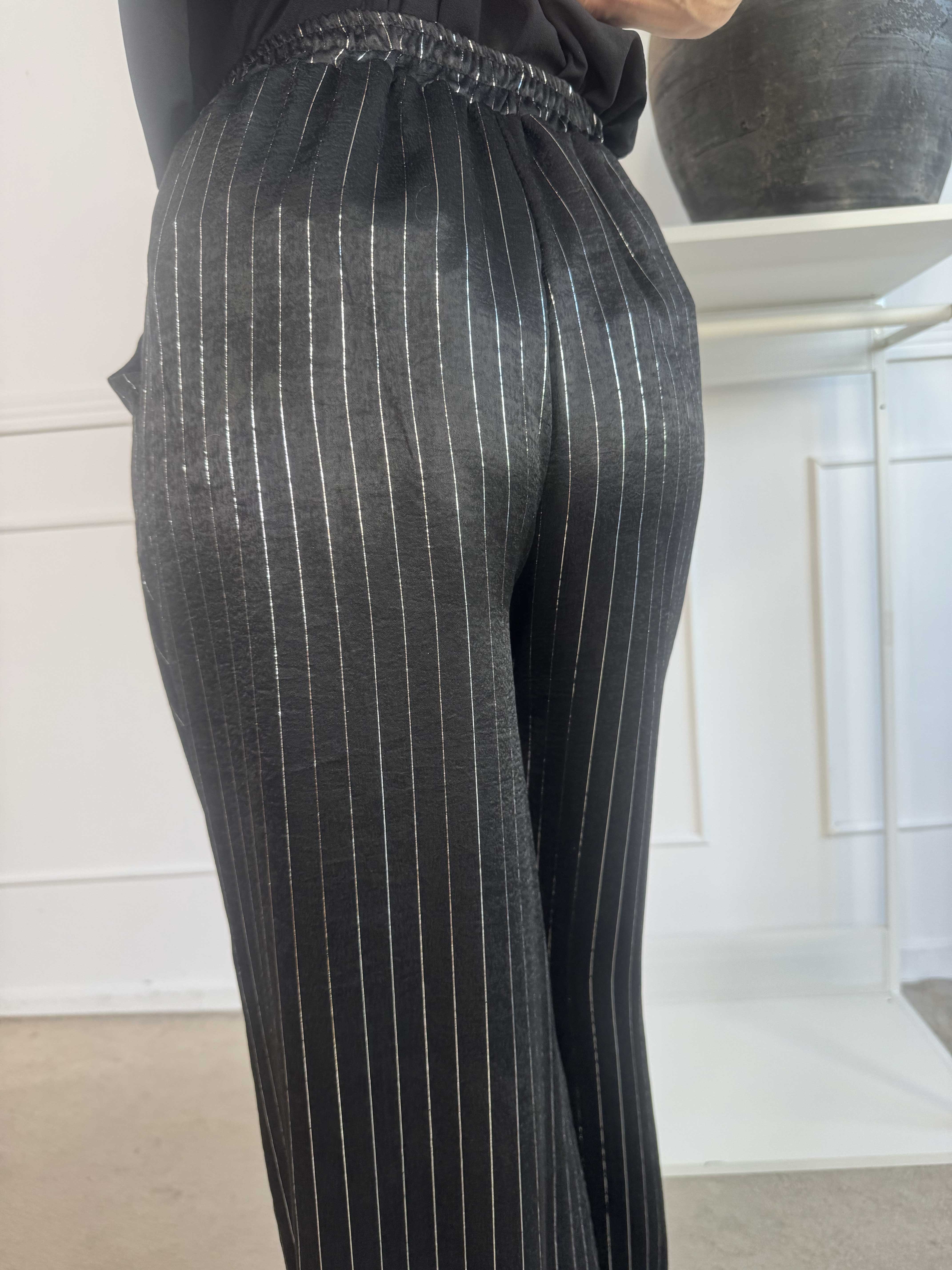 Amora - Mjuka byxor med randiga glittertrådar och resår i midjan