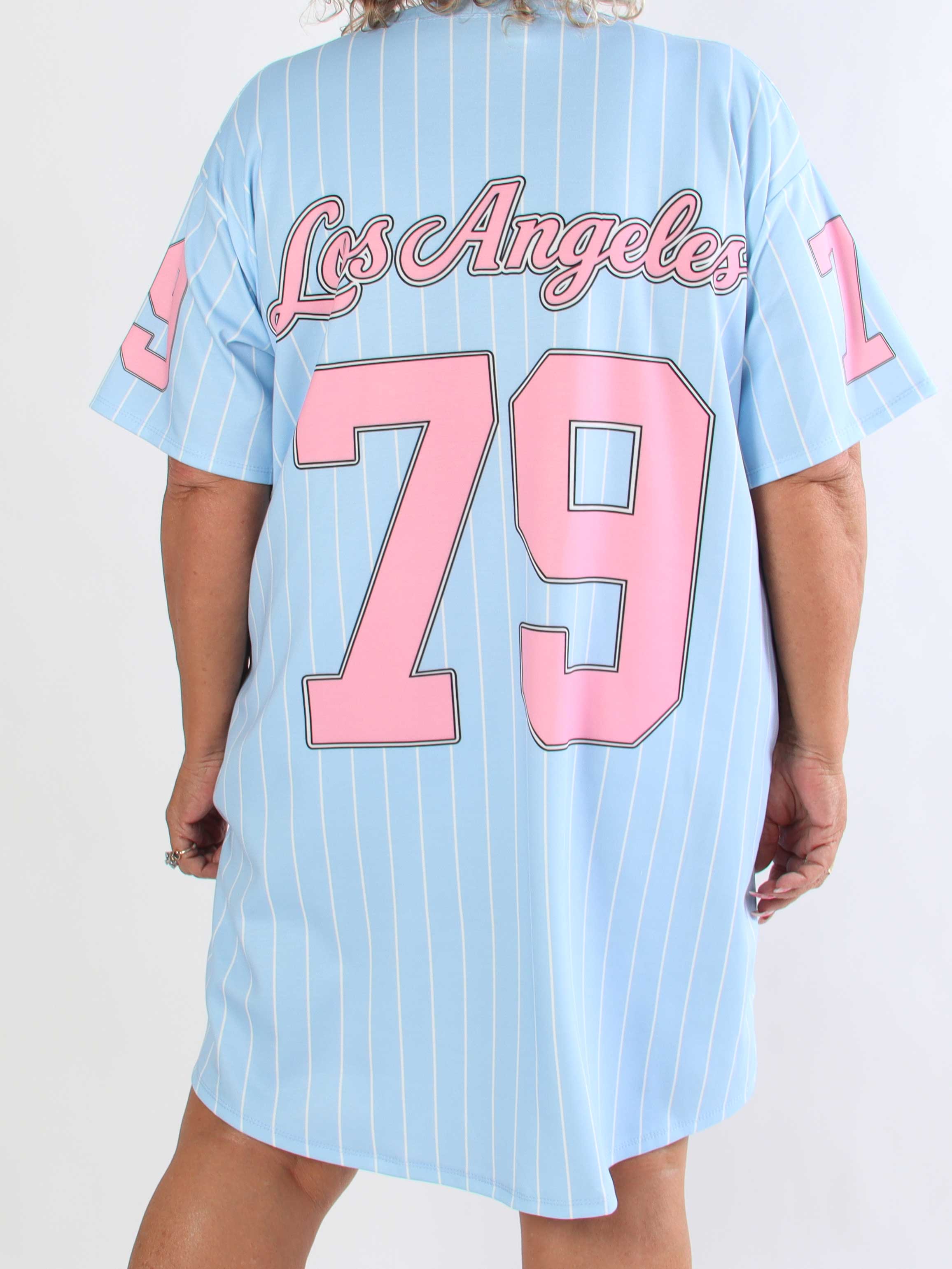 Andrea - Plus size t-shirtklänning i mjuk viskosblandning med basebollinspirerad design