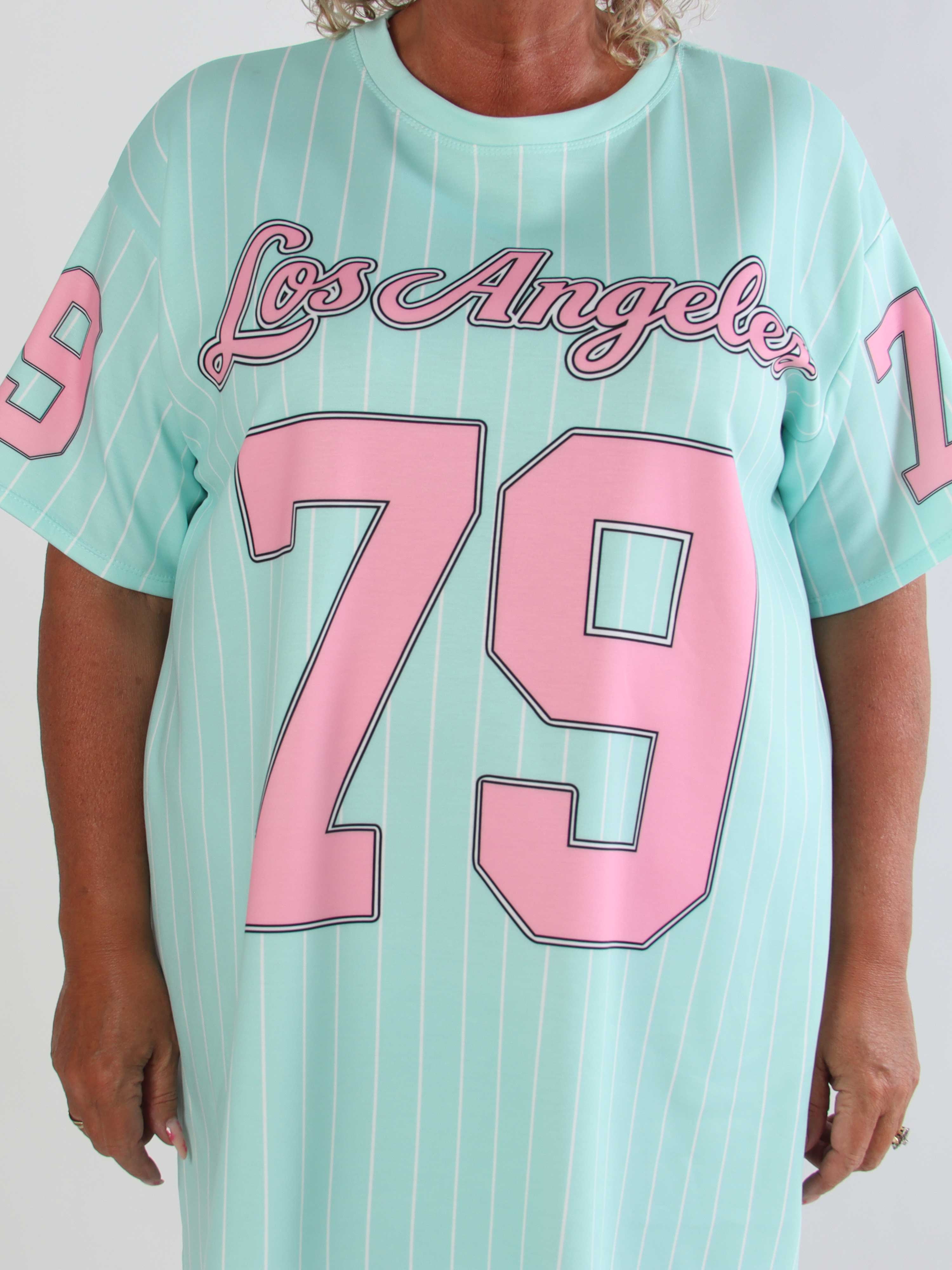 Andrea - Plus size t-shirtklänning i mjuk viskosblandning med basebollinspirerad design
