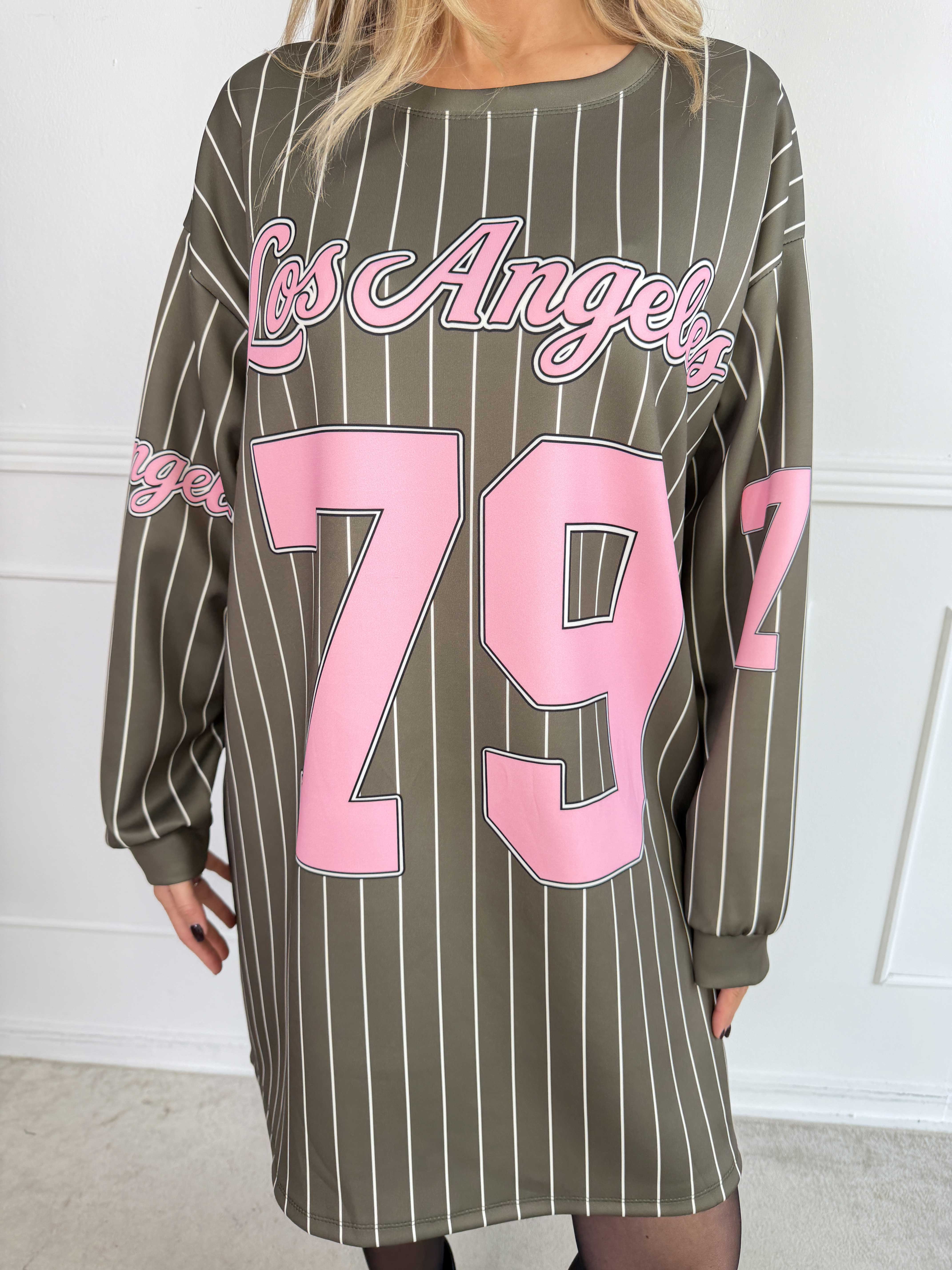 Andrea Long Sleeve – Sweatshirtklänning i viskosblandning med en sportig, basebollinspirerad design