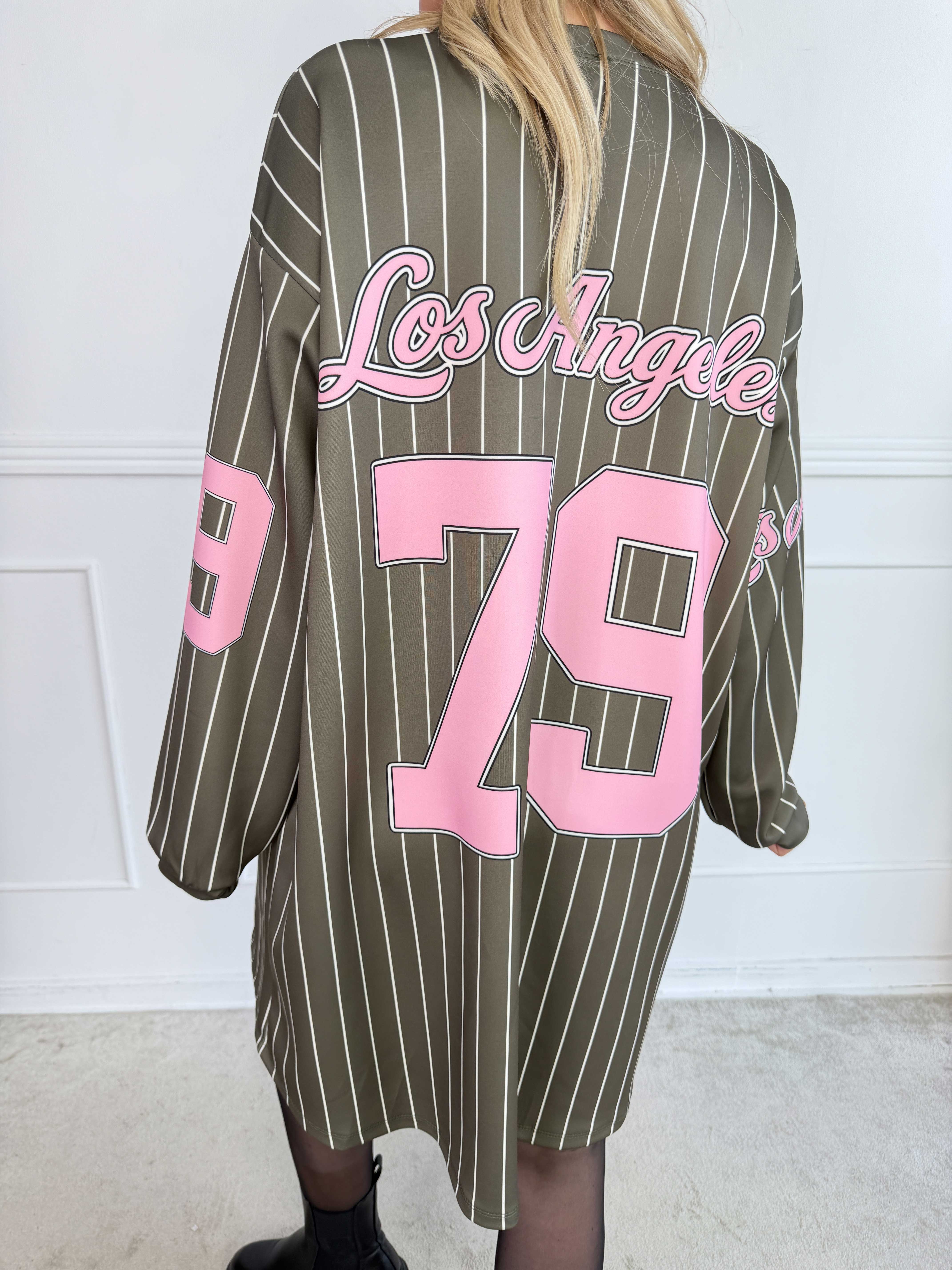 Andrea Long Sleeve – Plus size klänning i viskosblandning med basebollinspirerad design