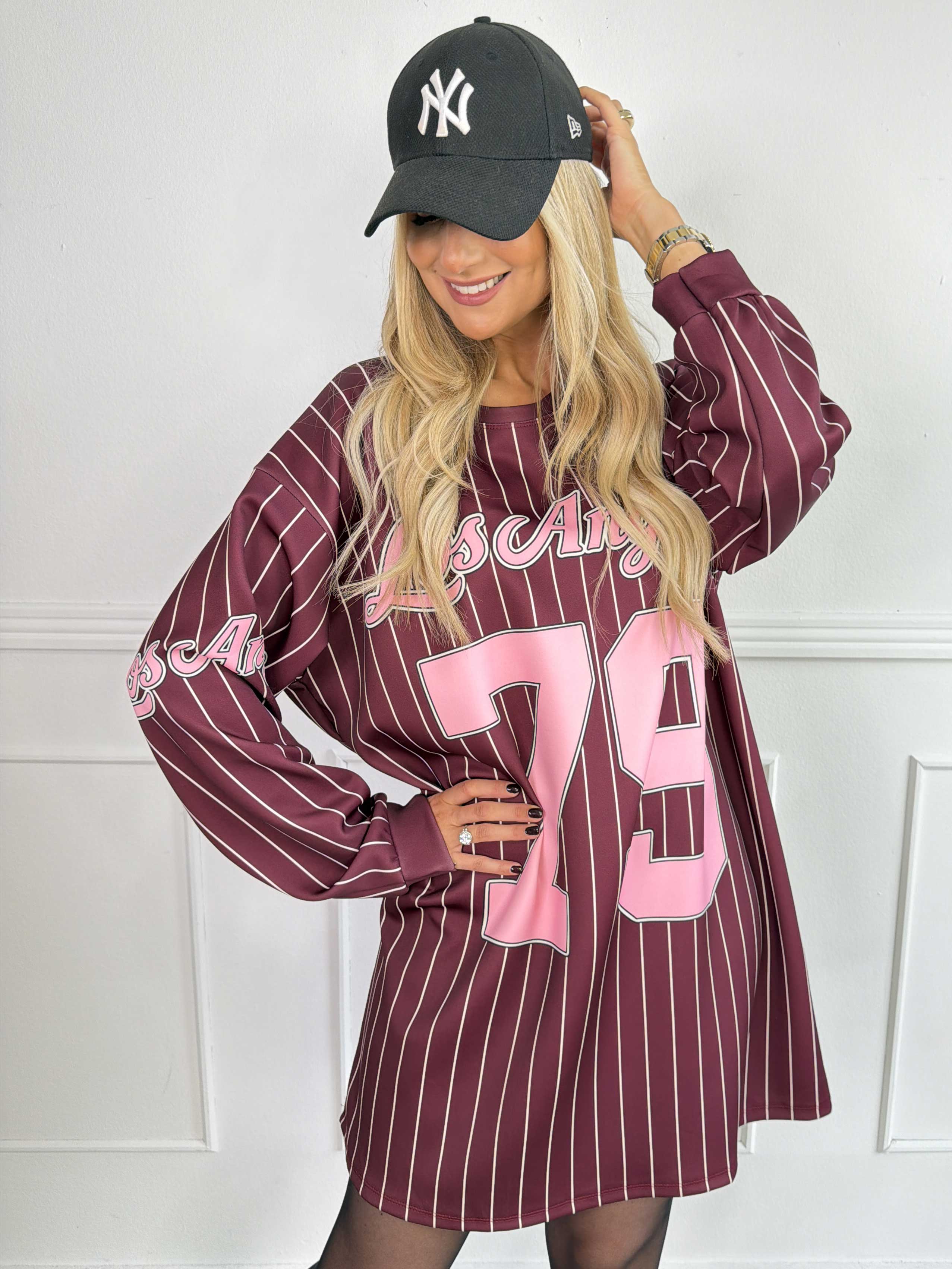 Andrea Long Sleeve – Sweatshirtklänning i viskosblandning med en sportig, basebollinspirerad design