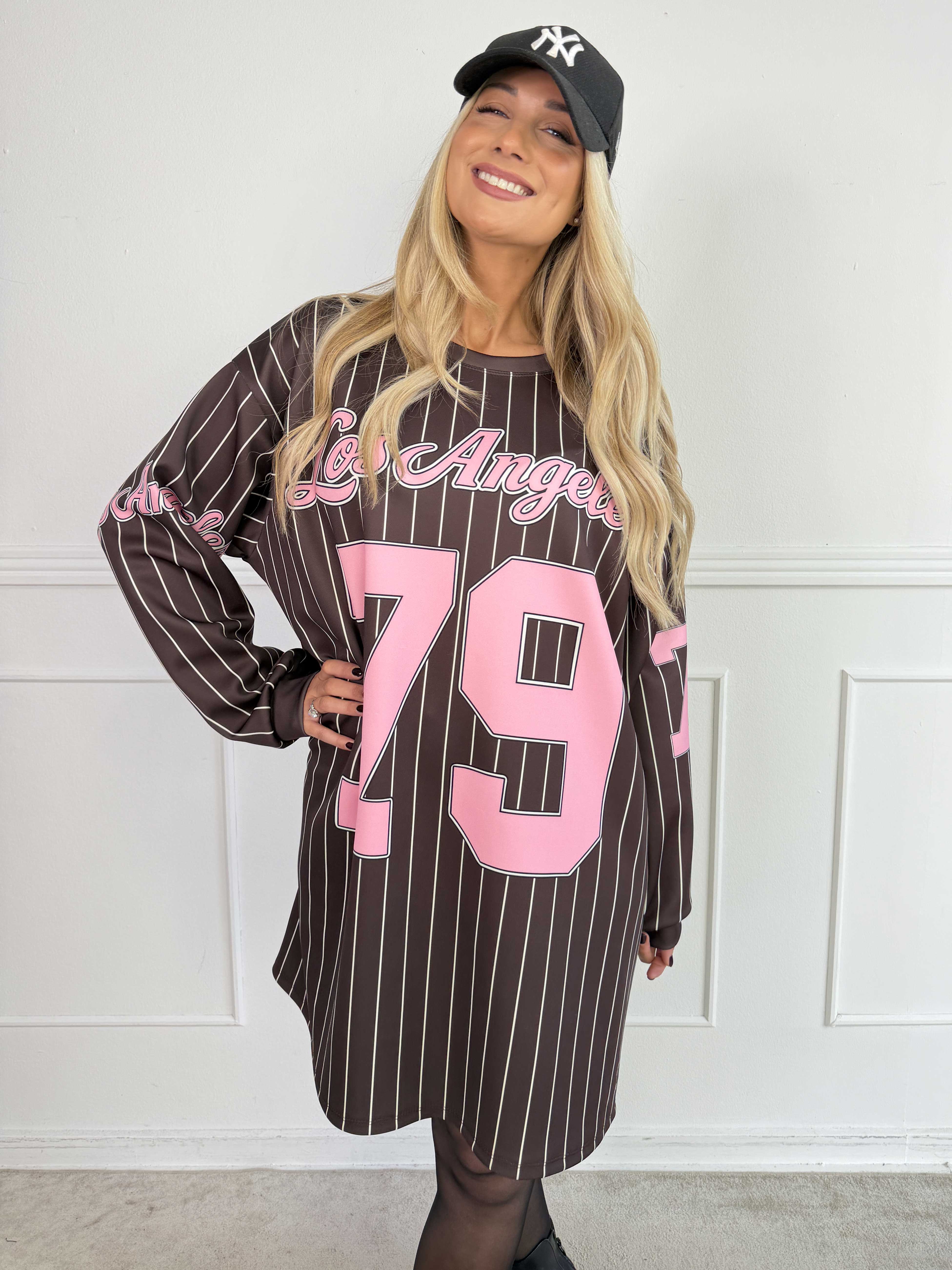 Andrea Long Sleeve – Sweatshirtklänning i viskosblandning med en sportig, basebollinspirerad design