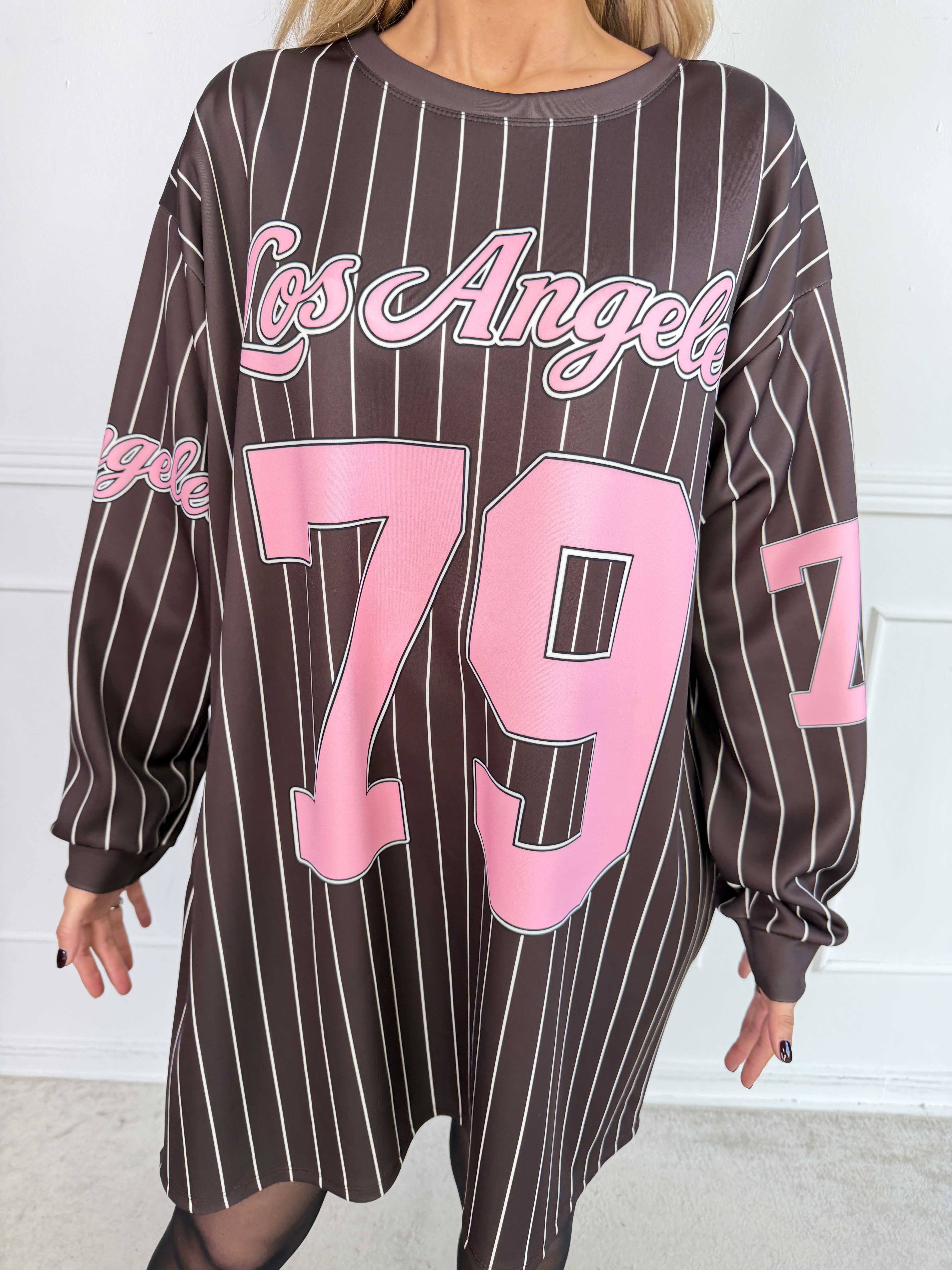 Andrea Long Sleeve – Plus size klänning i viskosblandning med basebollinspirerad design