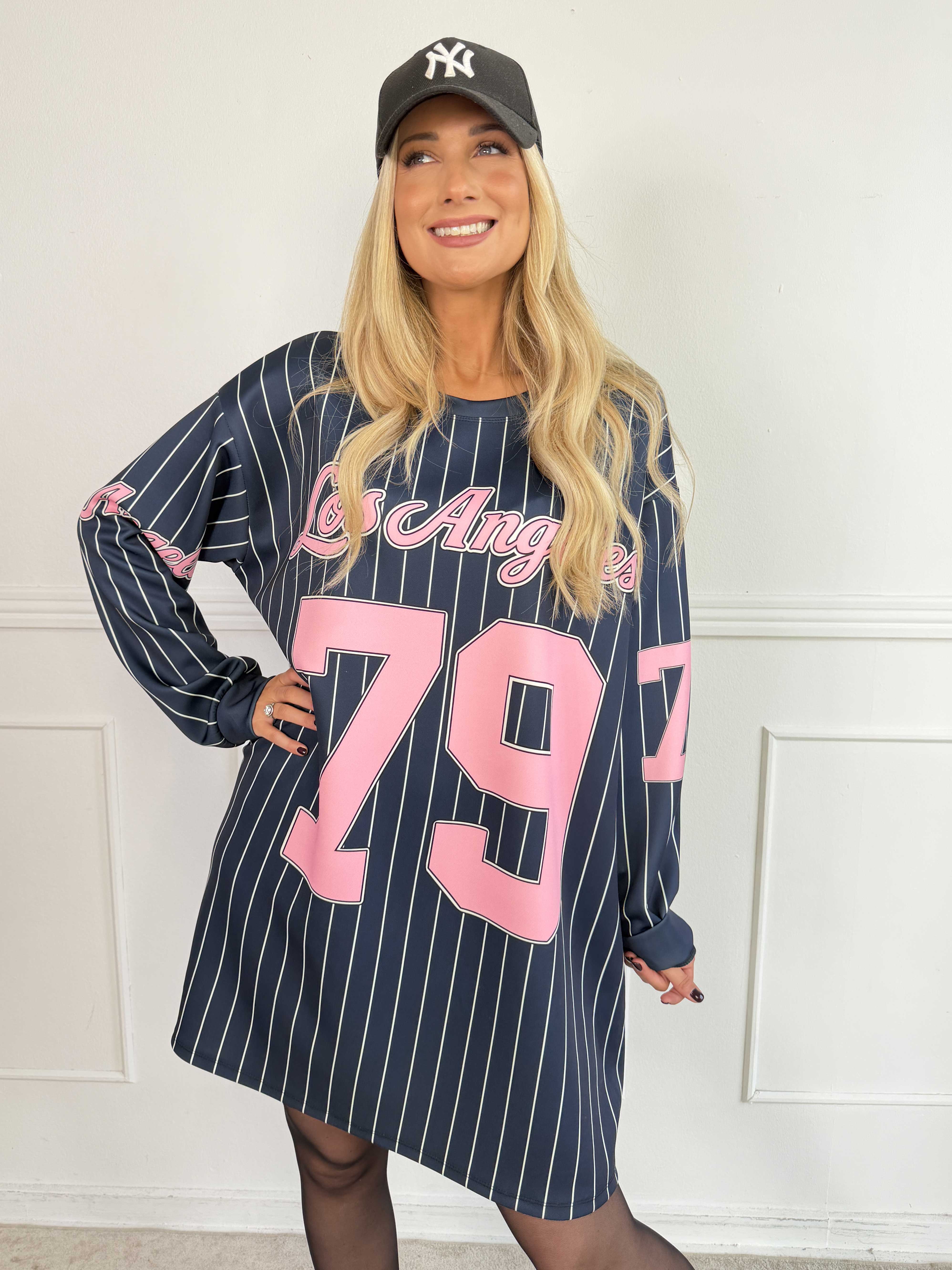 Andrea Long Sleeve – Sweatshirtklänning i viskosblandning med en sportig, basebollinspirerad design