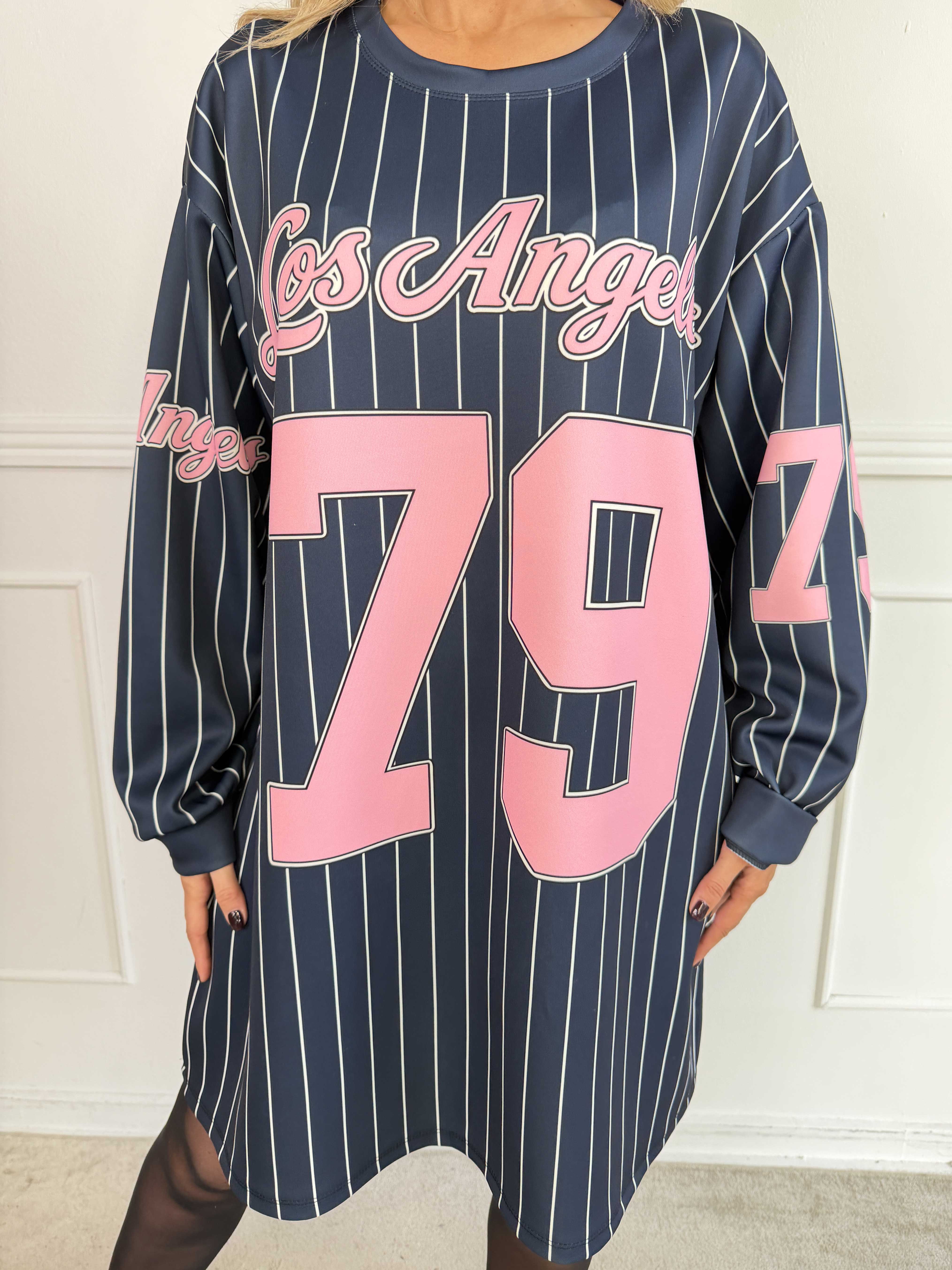 Andrea Long Sleeve – Sweatshirtklänning i viskosblandning med en sportig, basebollinspirerad design