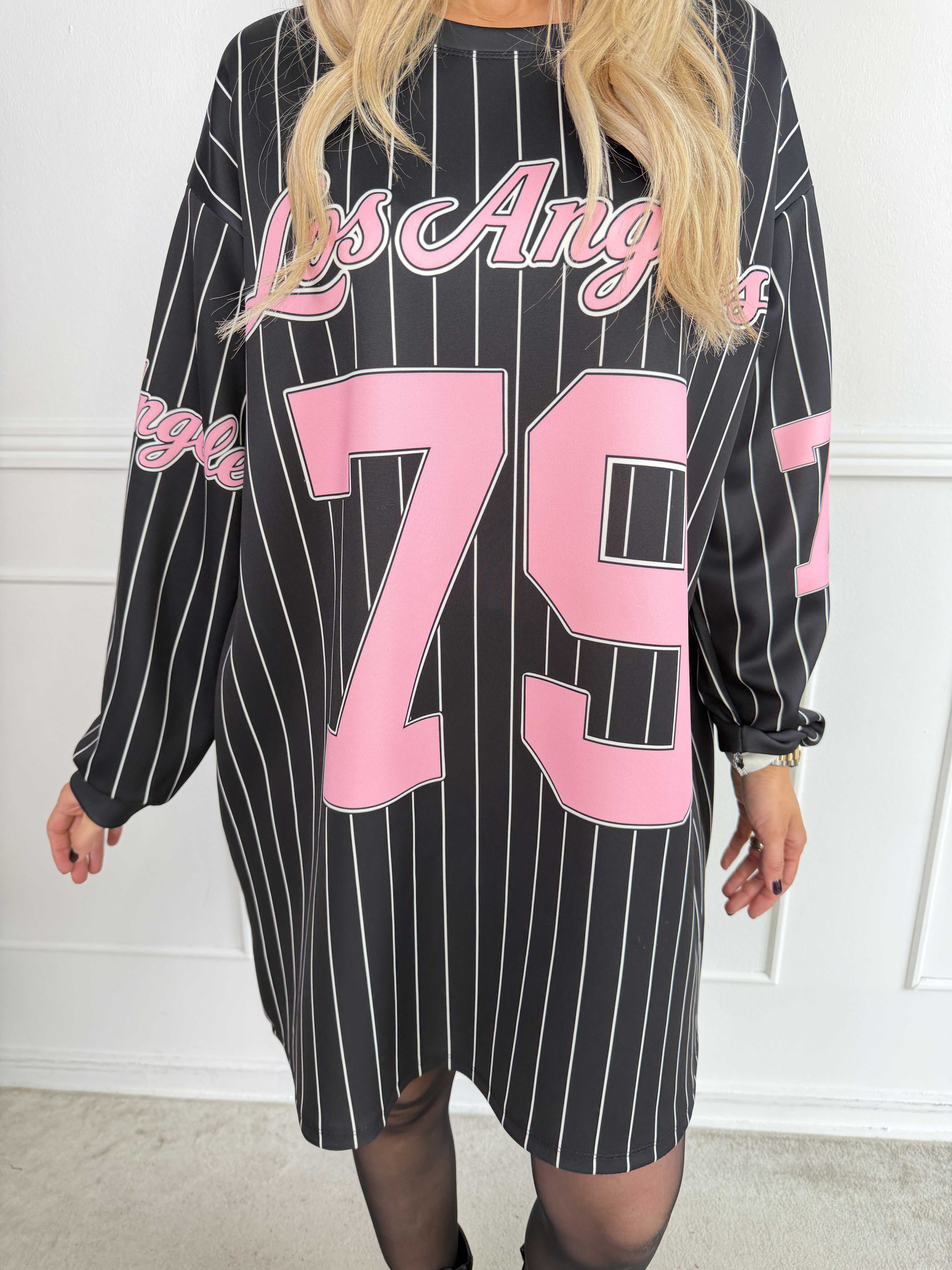 Andrea Long Sleeve – Sweatshirtklänning i viskosblandning med en sportig, basebollinspirerad design