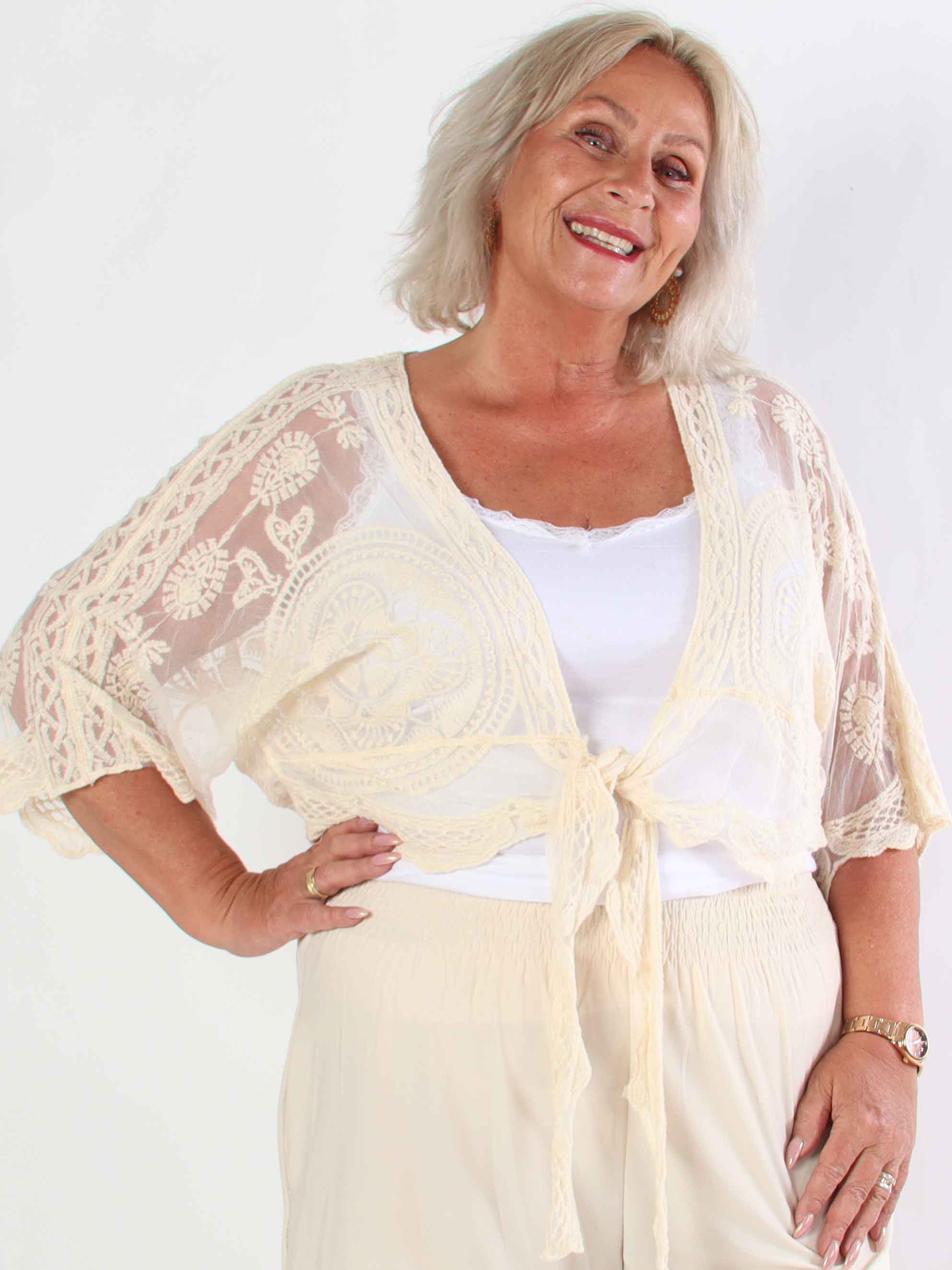 Andromeda - Söt kort plus size kofta i spets