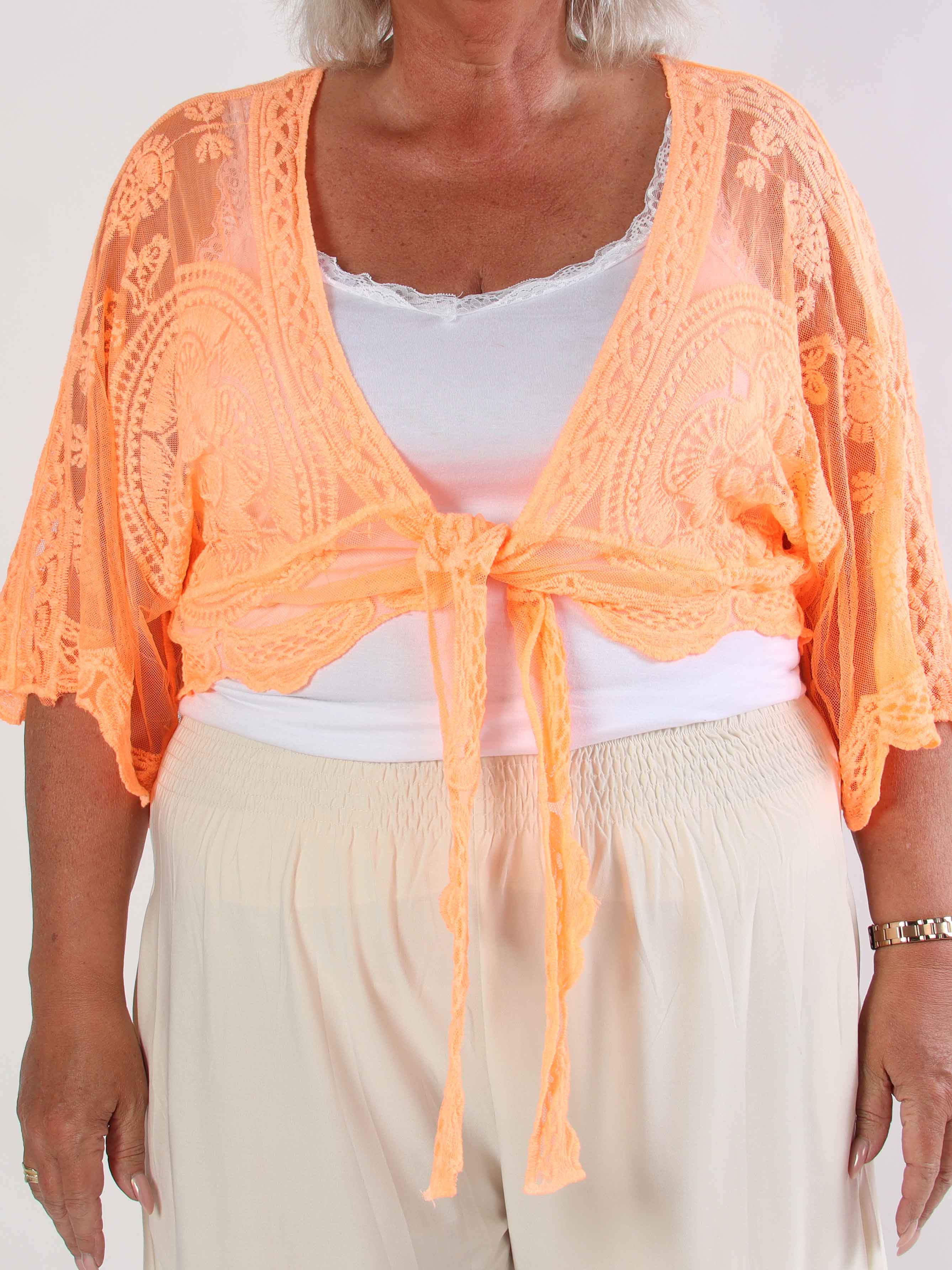 Andromeda - Söt kort plus size kofta i spets