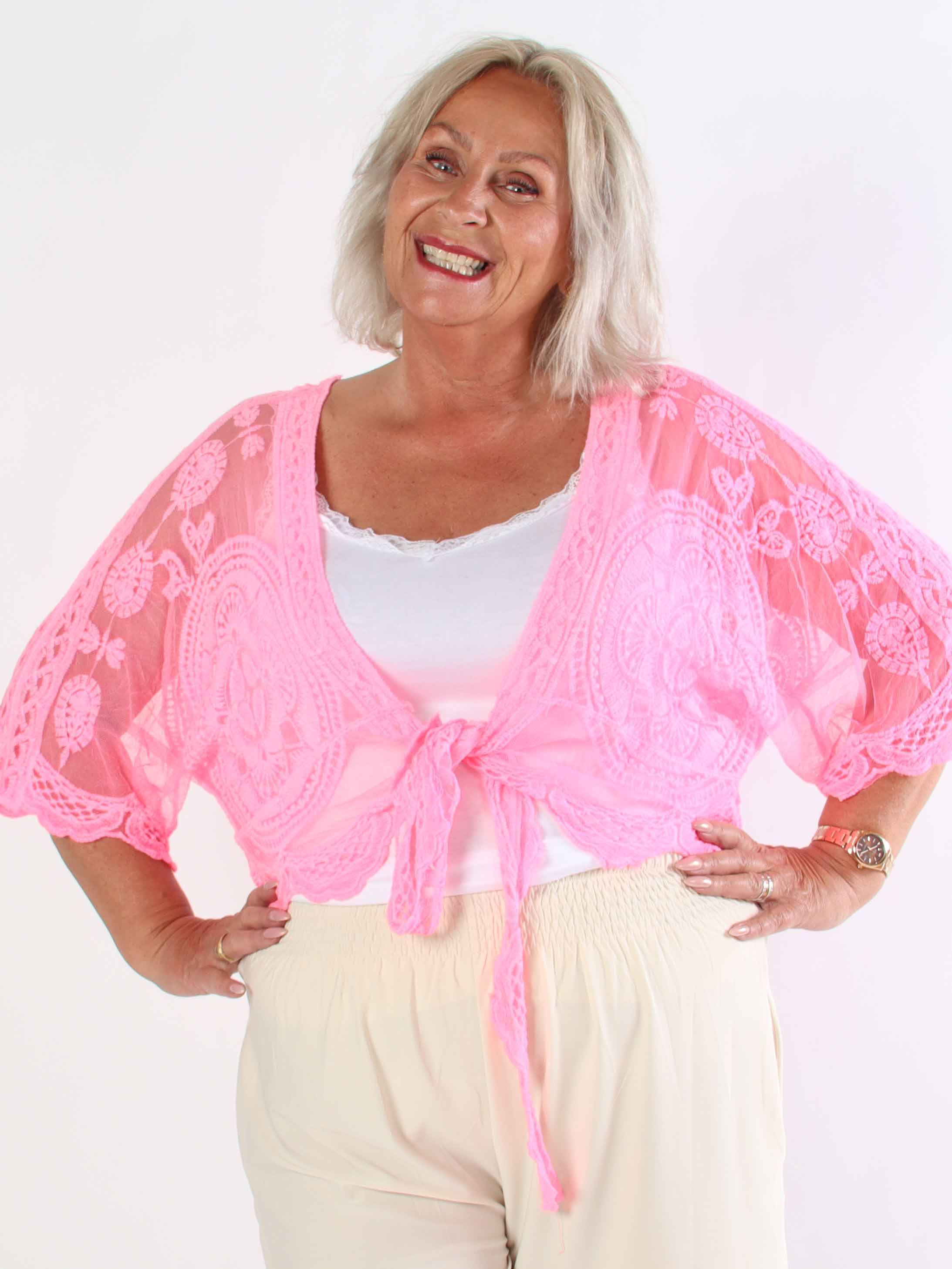 Andromeda - Söt kort plus size kofta i spets