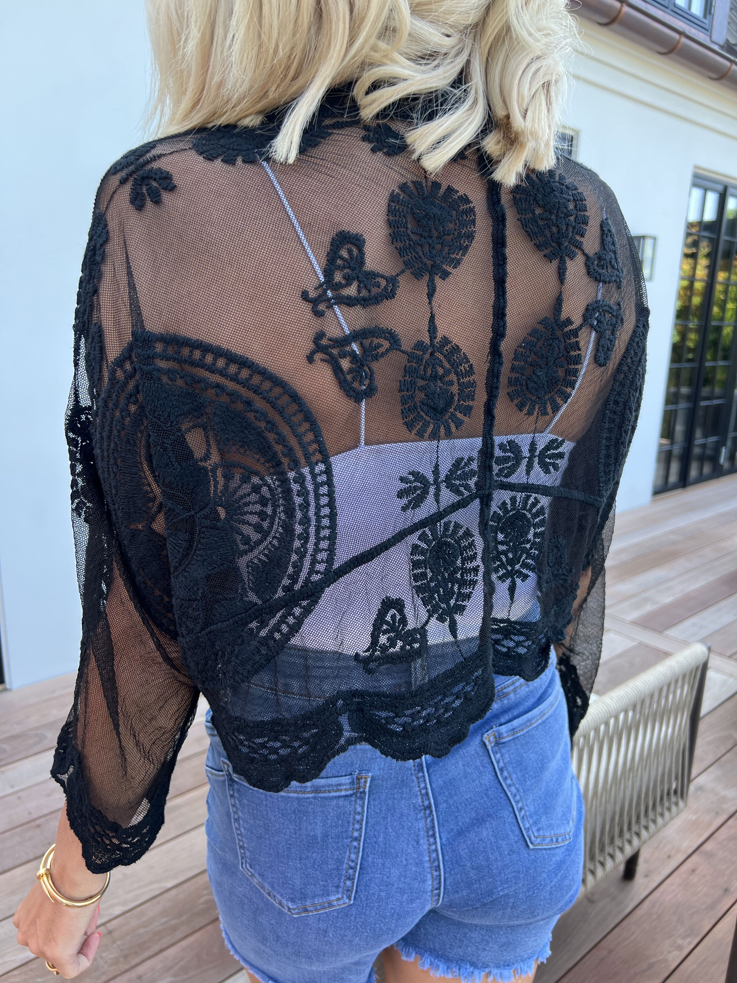 Andromeda - Söt kort kofta i spets