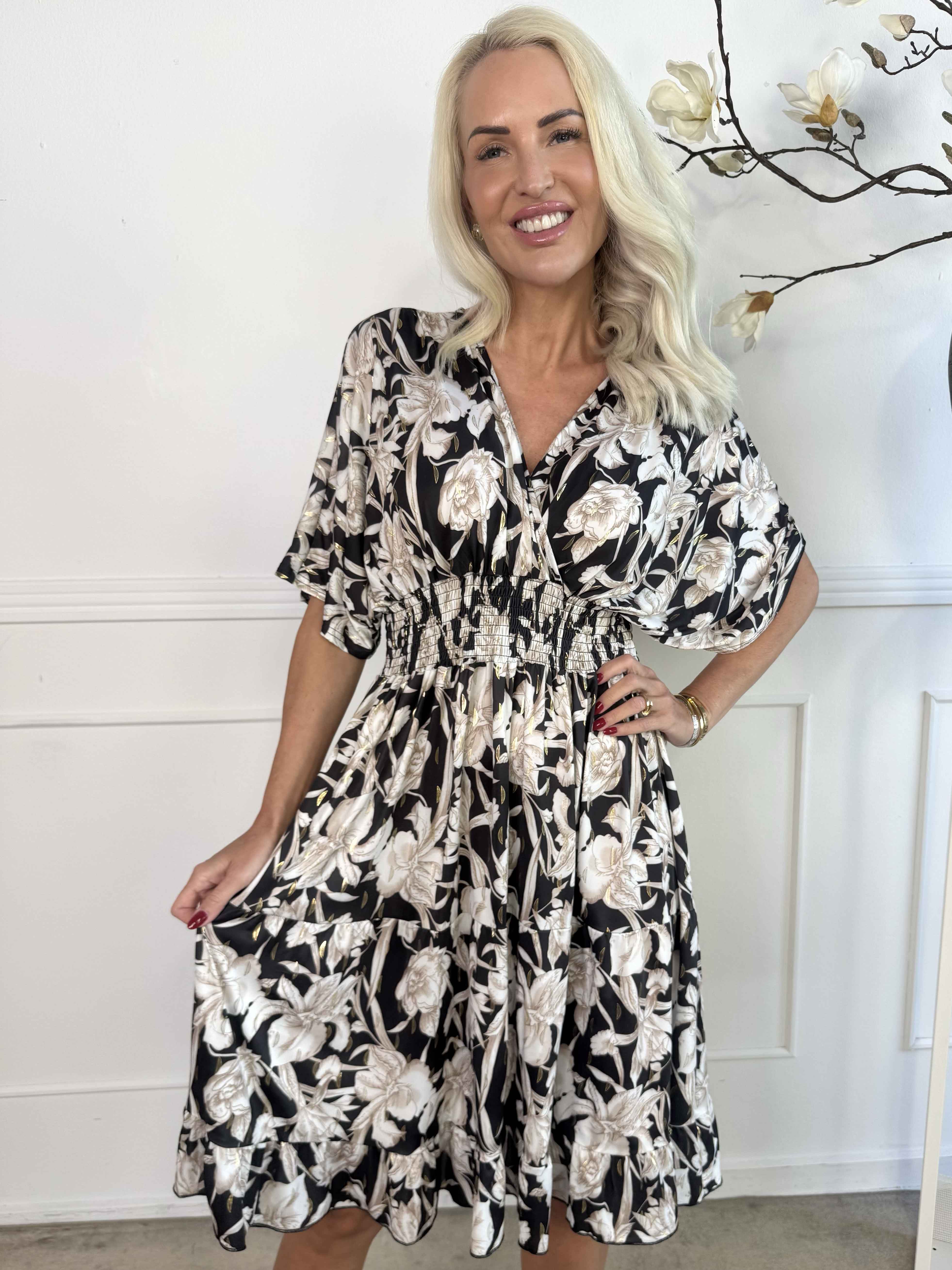 Angela - Elastisk klänning med eleganta volanglager i kjolen