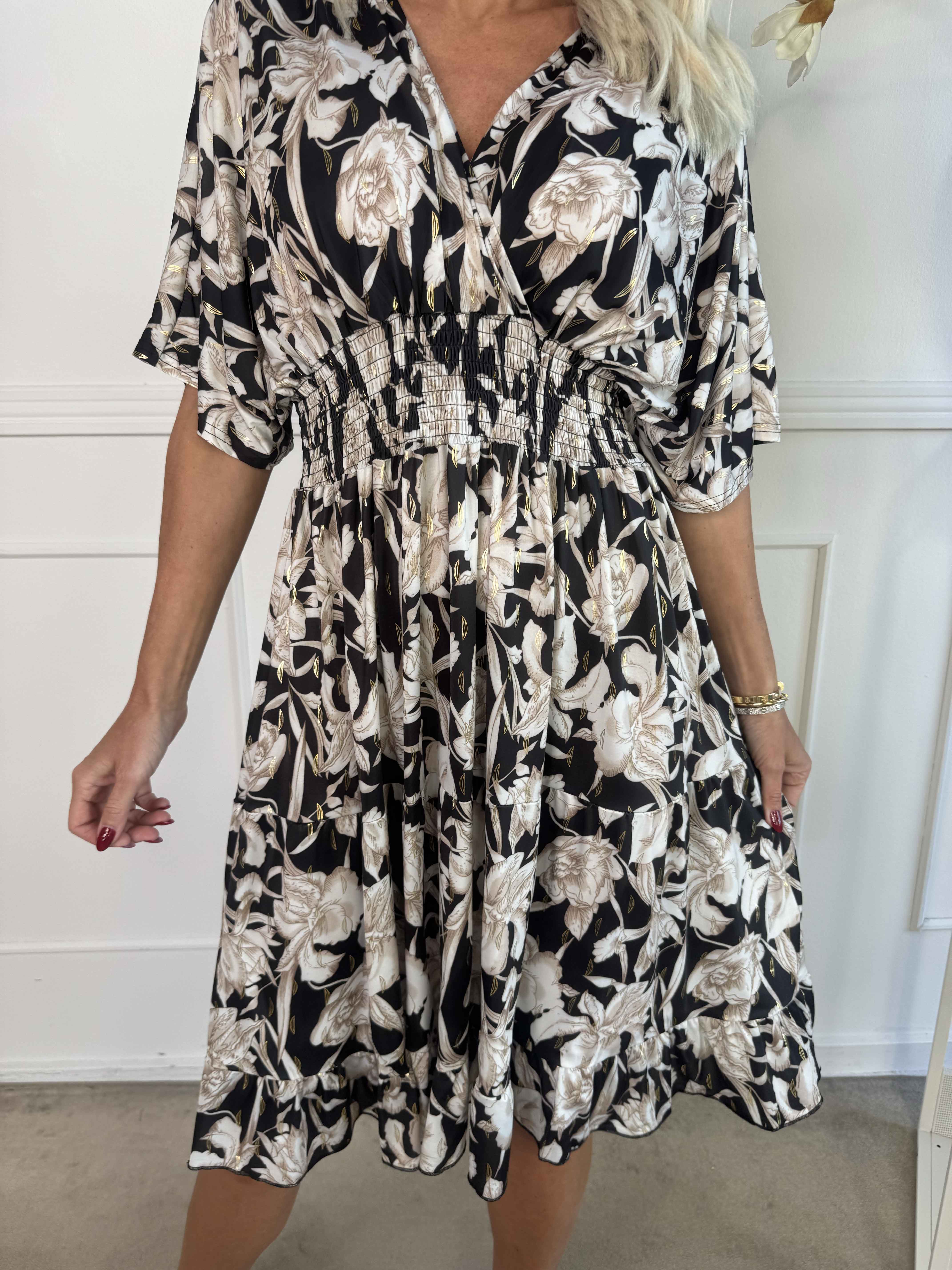 Angela - Elastisk klänning med eleganta volanglager i kjolen