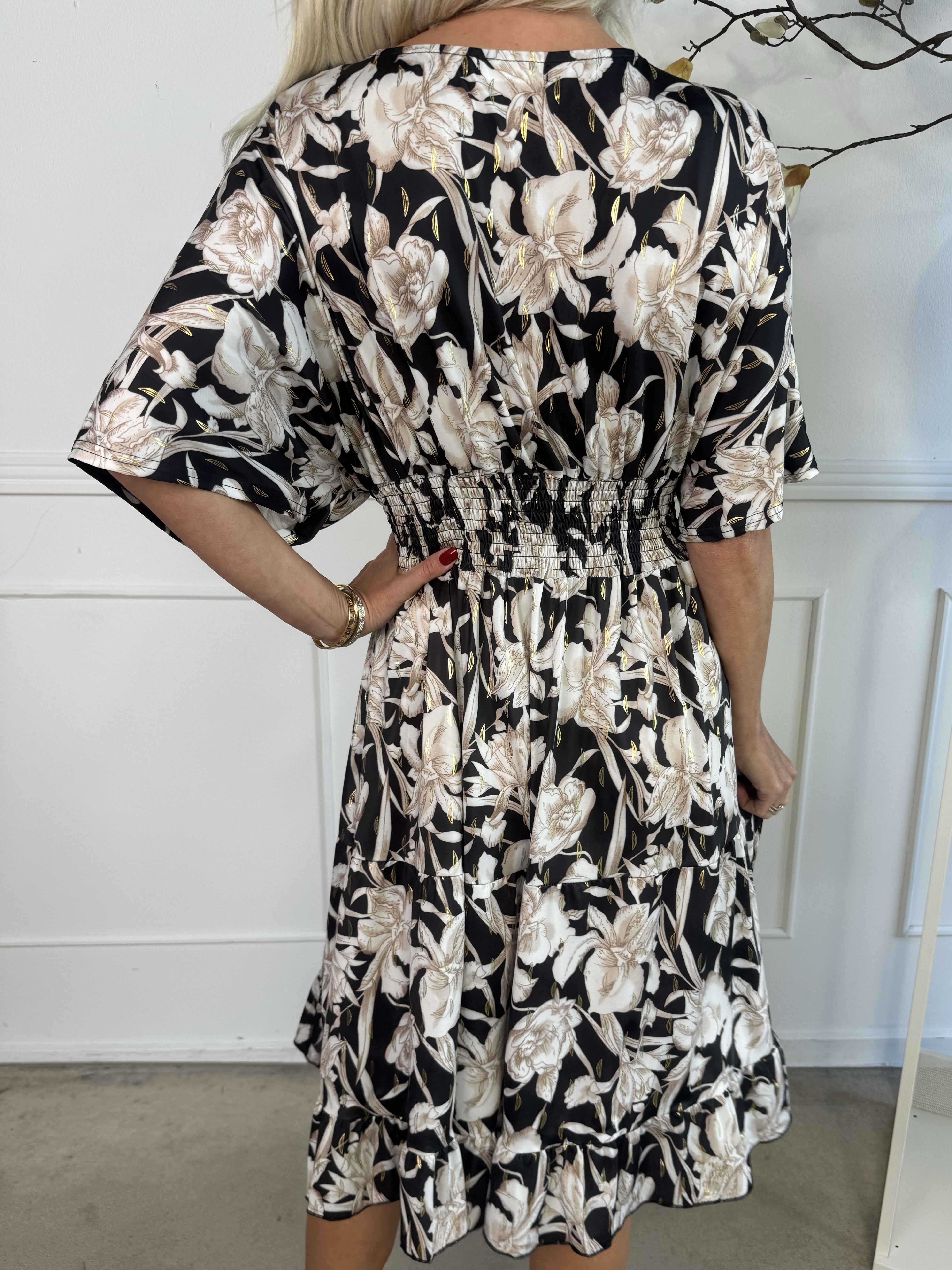 Angela - Elastisk klänning med eleganta volanglager i kjolen