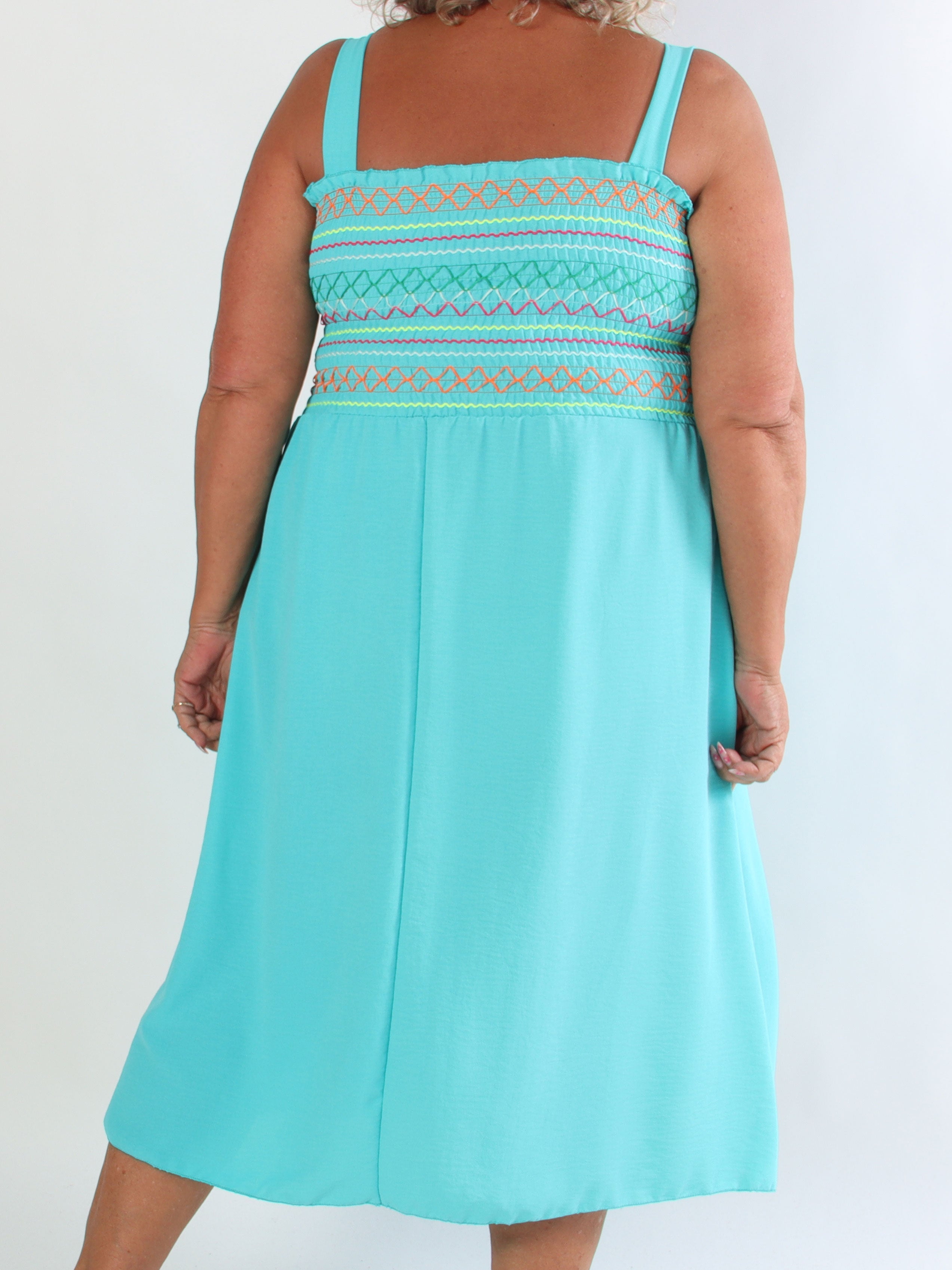 Aniel - Plus size sommerkjole i viskose med smock over brystet pyntet med farvede tråde