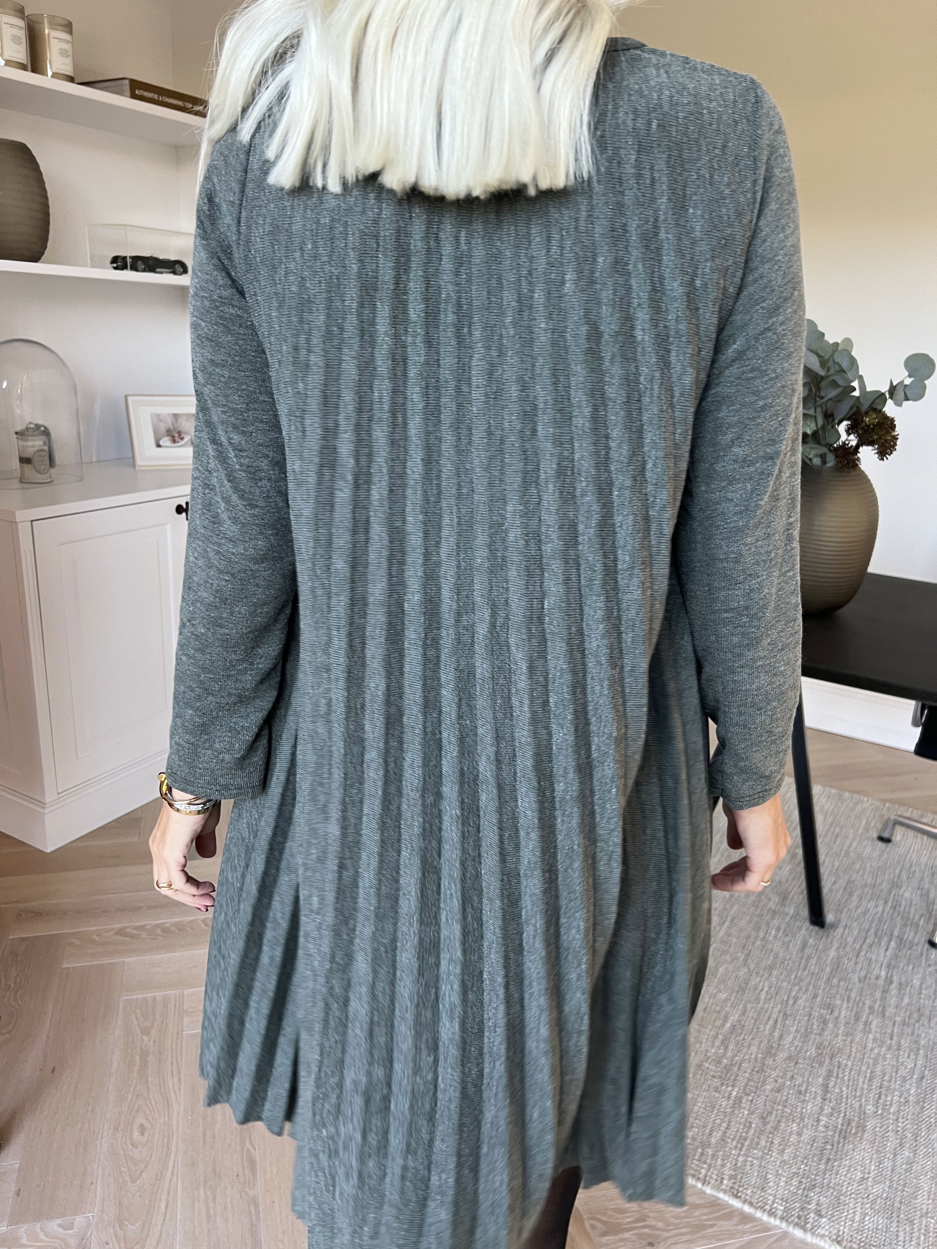 Anita - Mjuk plisserad klänning i viskos och ull