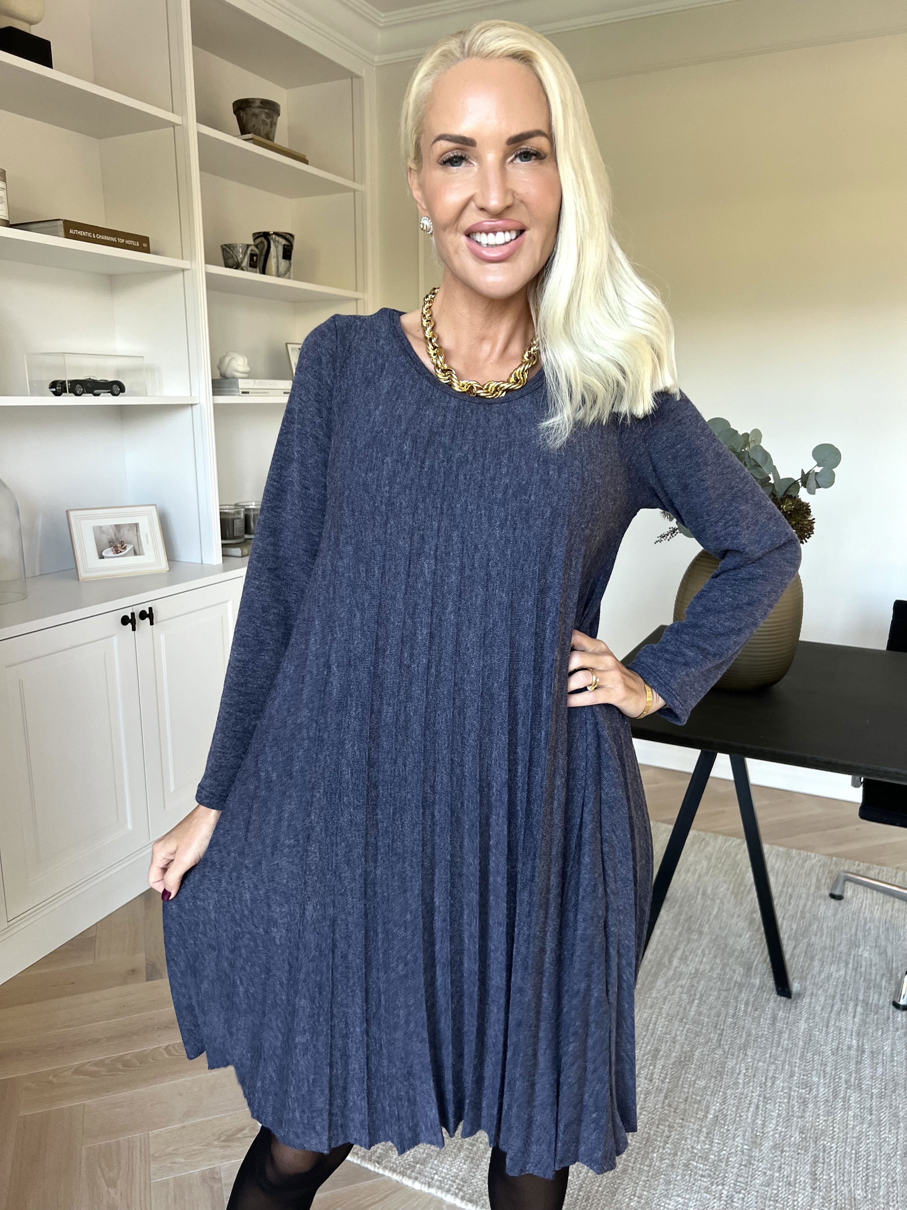 Anita - Mjuk plisserad klänning i viskos och ull