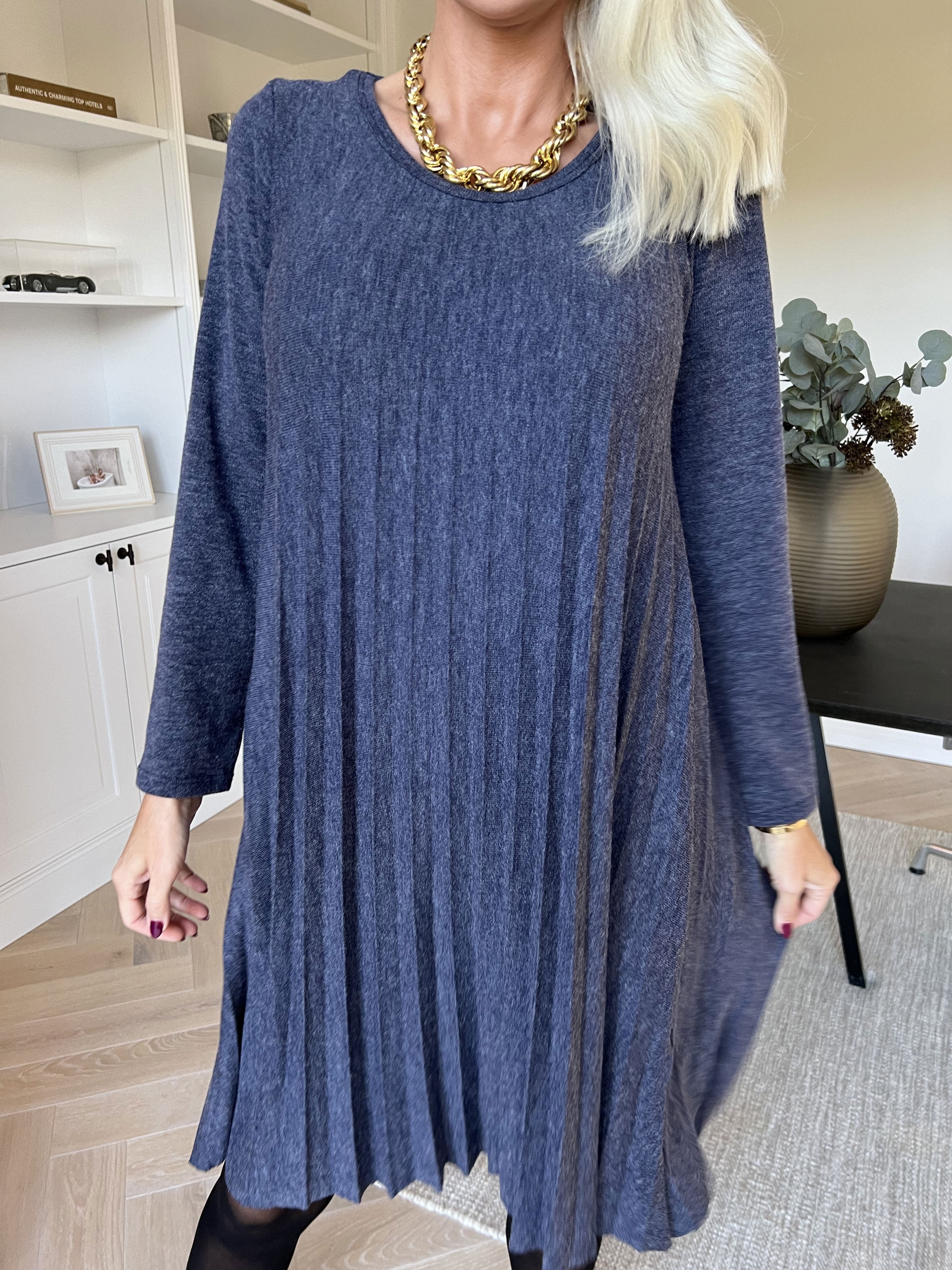 Anita - Mjuk plisserad klänning i viskos och ull