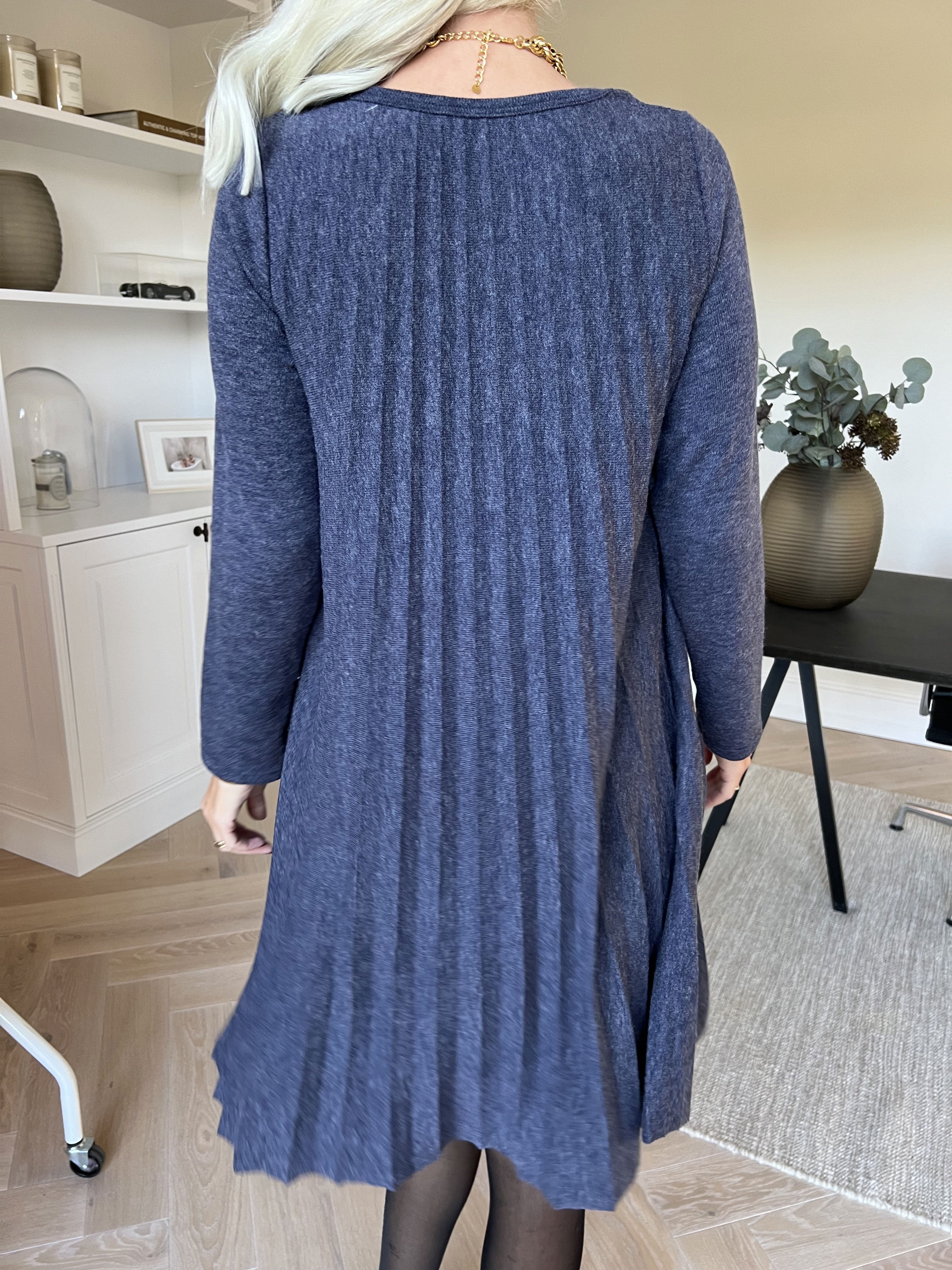 Anita - Mjuk plisserad klänning i viskos och ull