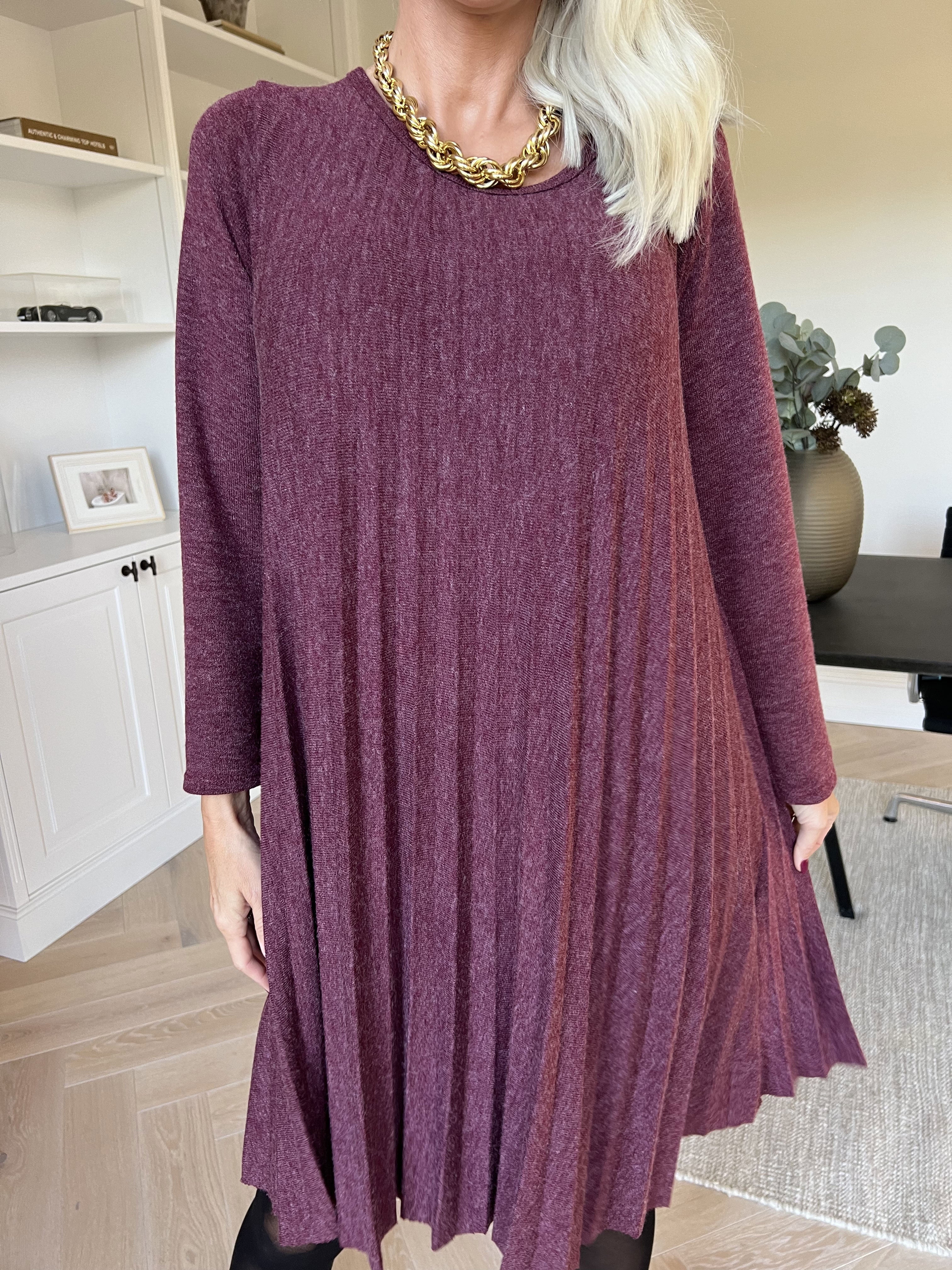 Anita - Mjuk plisserad klänning i viskos och ull