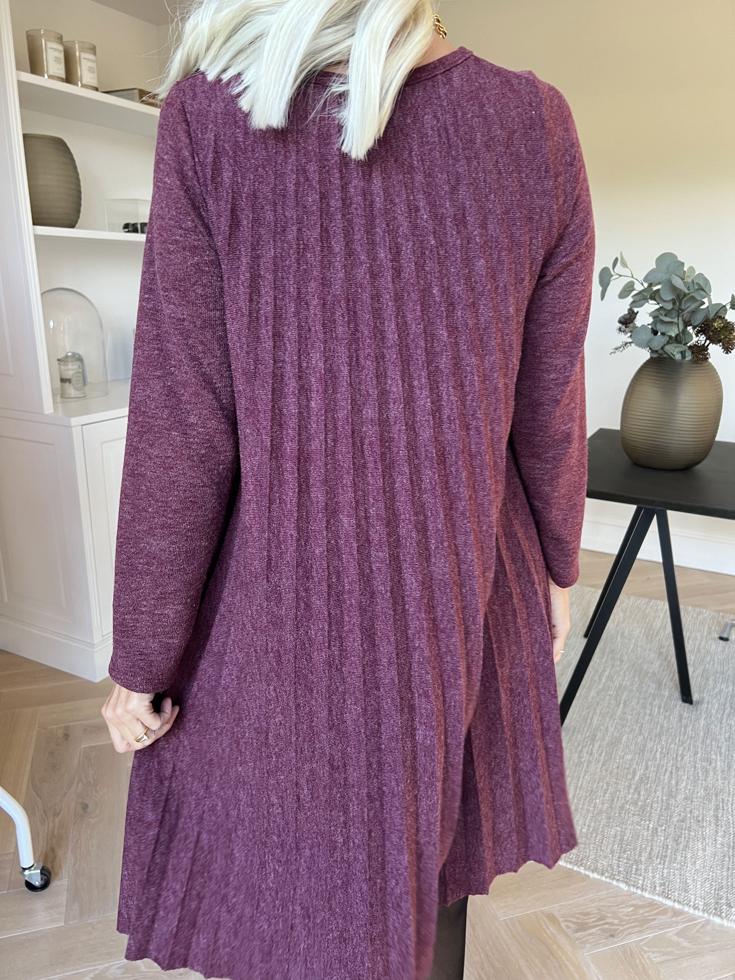 Anita - Mjuk plisserad klänning i viskos och ull