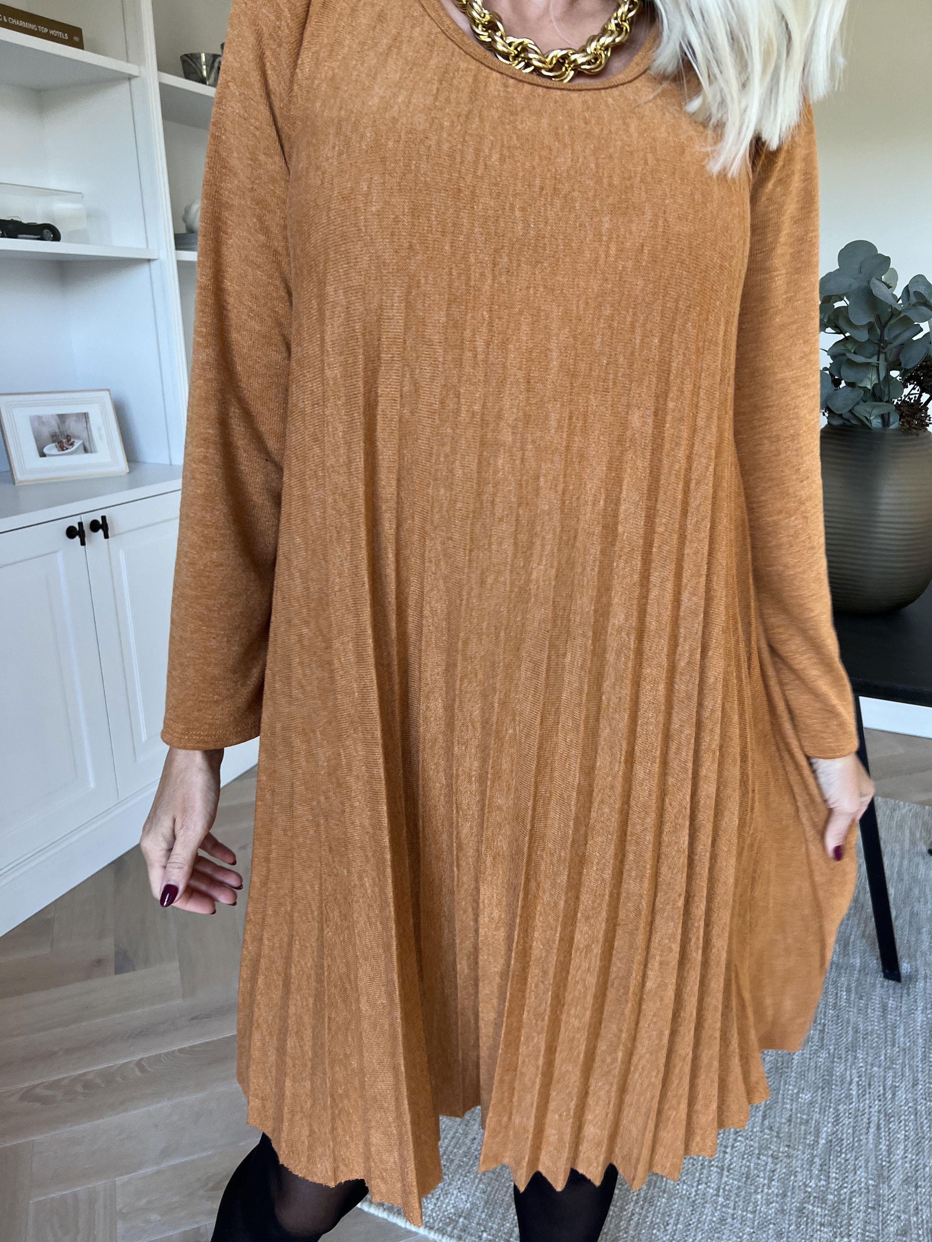 Anita - Mjuk plisserad klänning i viskos och ull