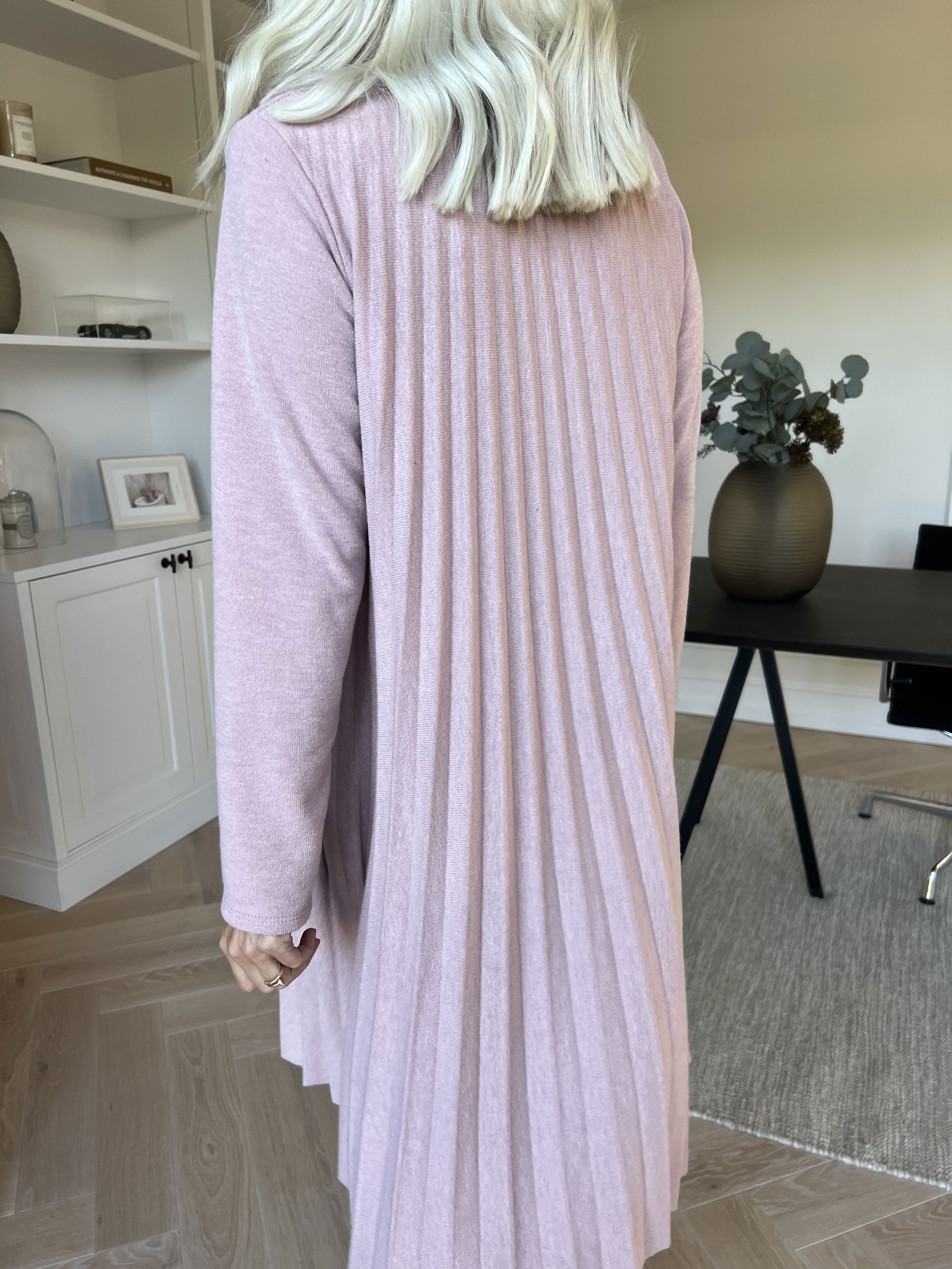 Anita - Mjuk plisserad klänning i viskos och ull