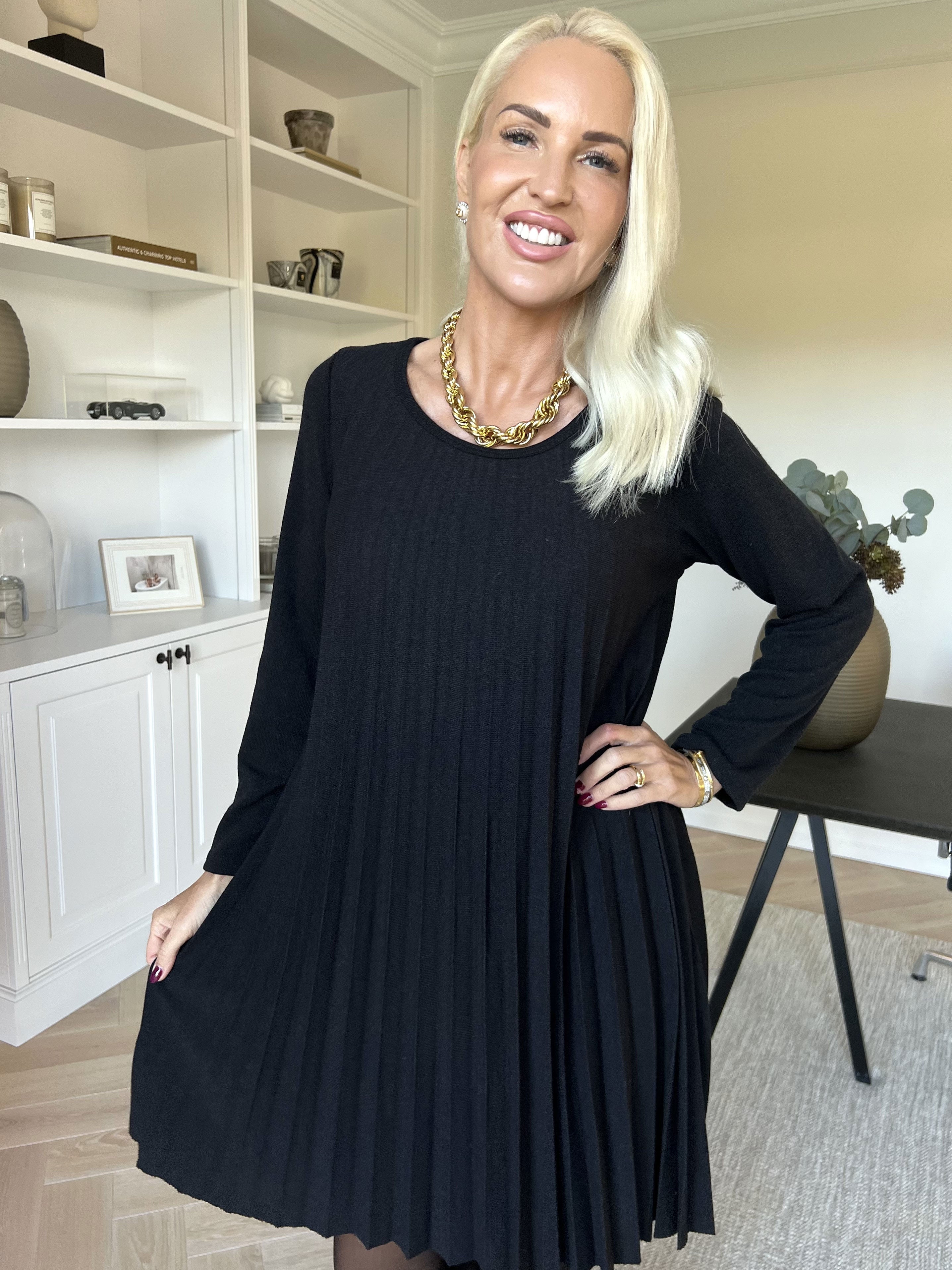 Anita - Mjuk plisserad klänning i viskos och ull