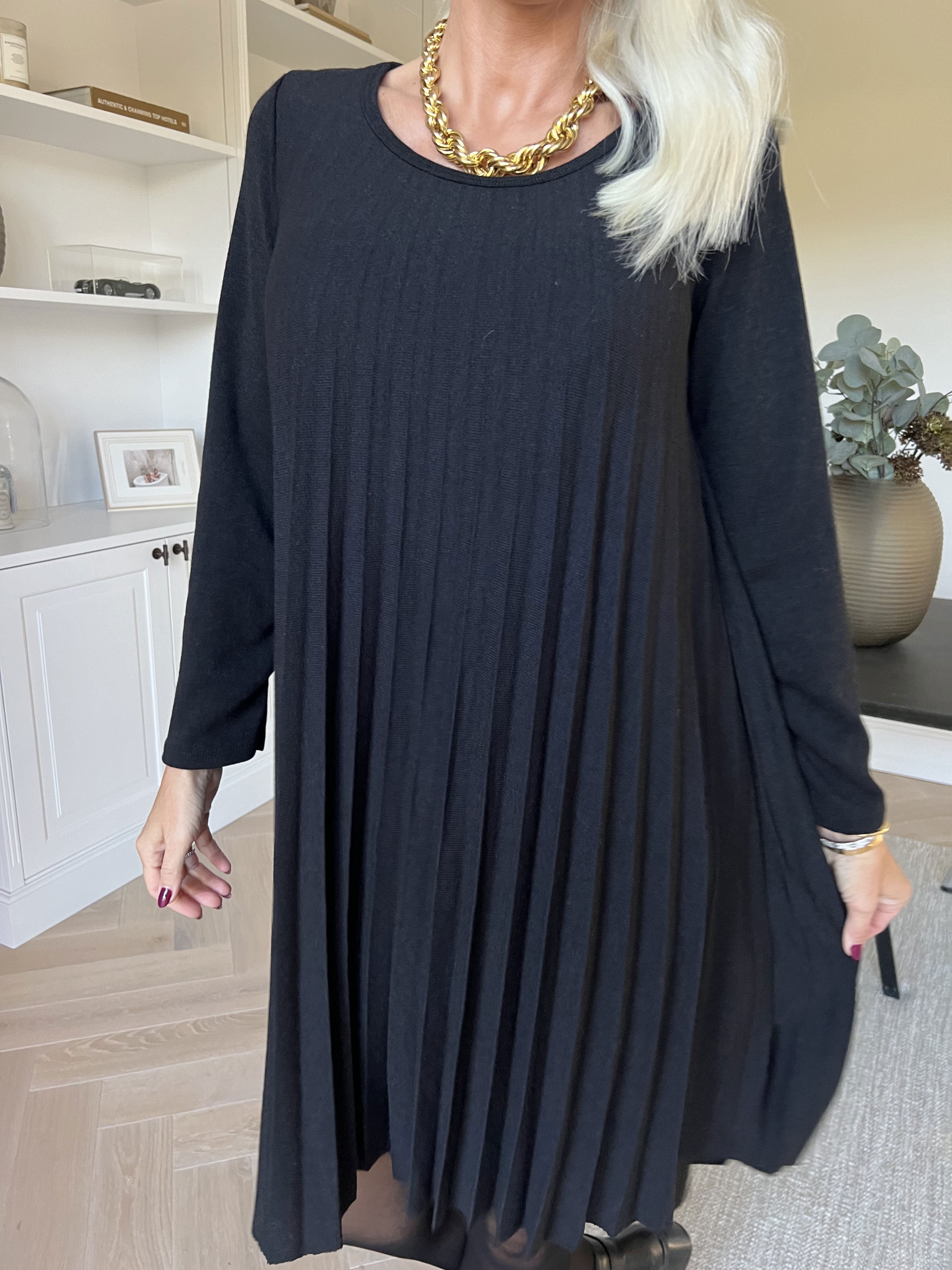 Anita - Mjuk plisserad klänning i viskos och ull