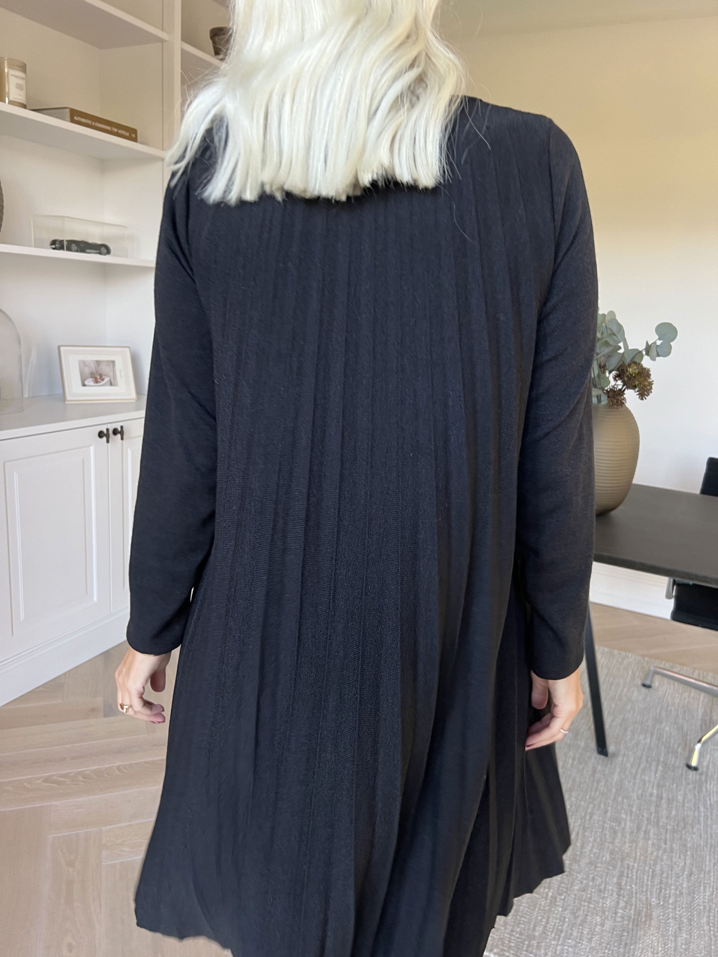 Anita - Mjuk plisserad klänning i viskos och ull