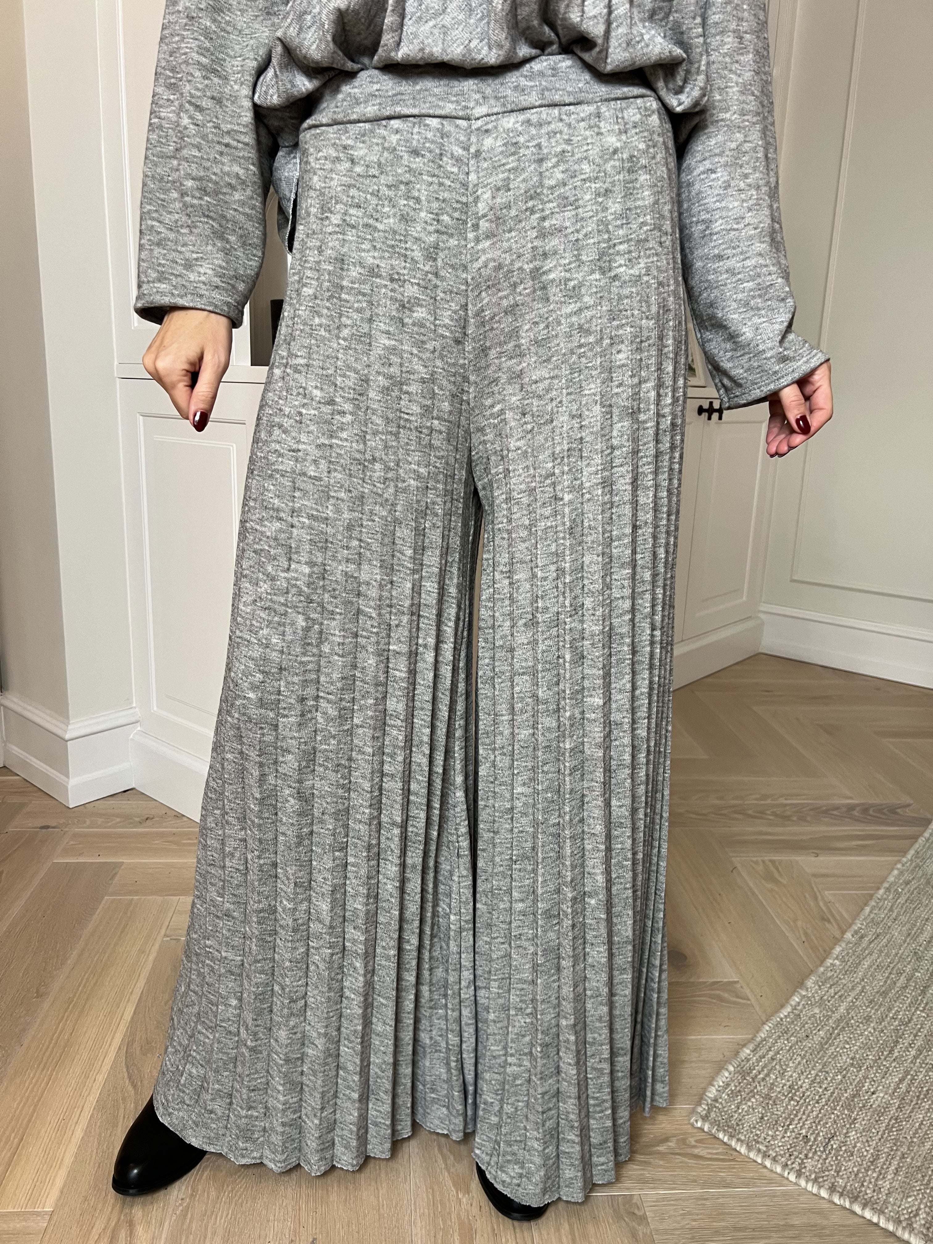 Anita Pants - Mjuka och eleganta plisserade stickade byxor