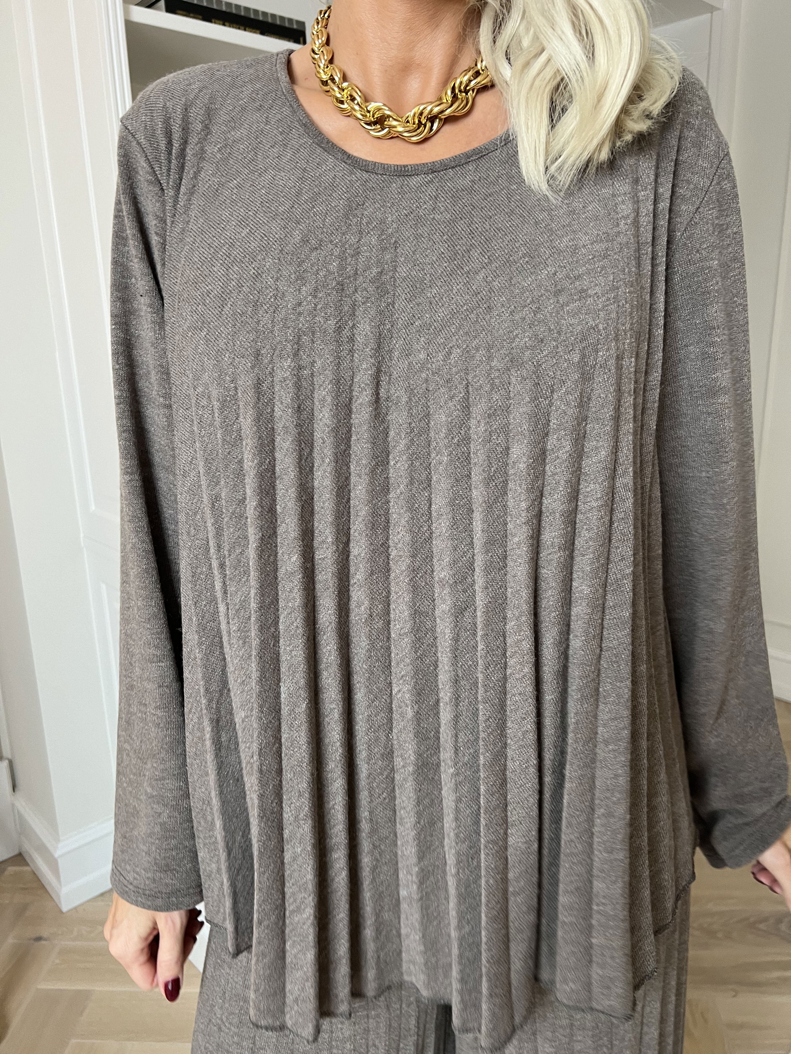 Anita Shirt - Blød plisseret strikbluse i viskose og uld